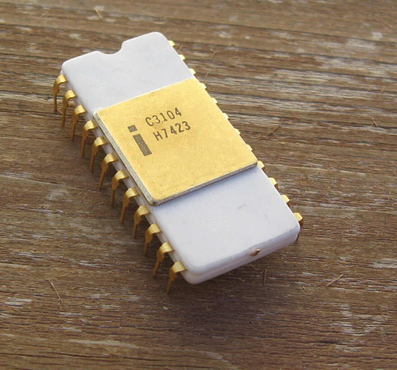 Rare Vintage Intel C3104 16-bit Content Addressable SRAM White Gold 1974