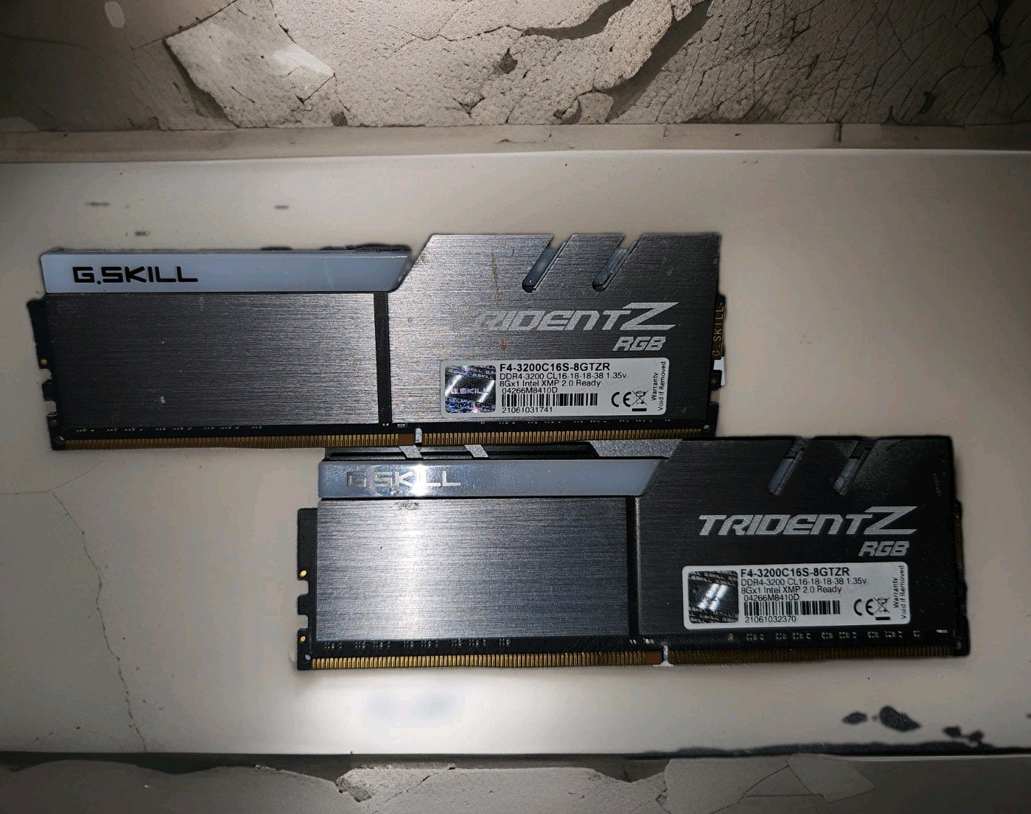 G.SKILL Trident Z 16GB (2 x 8GB) 288-Pin RGB DDR4 SDRAM F4- 3200C14D-16GTZSK