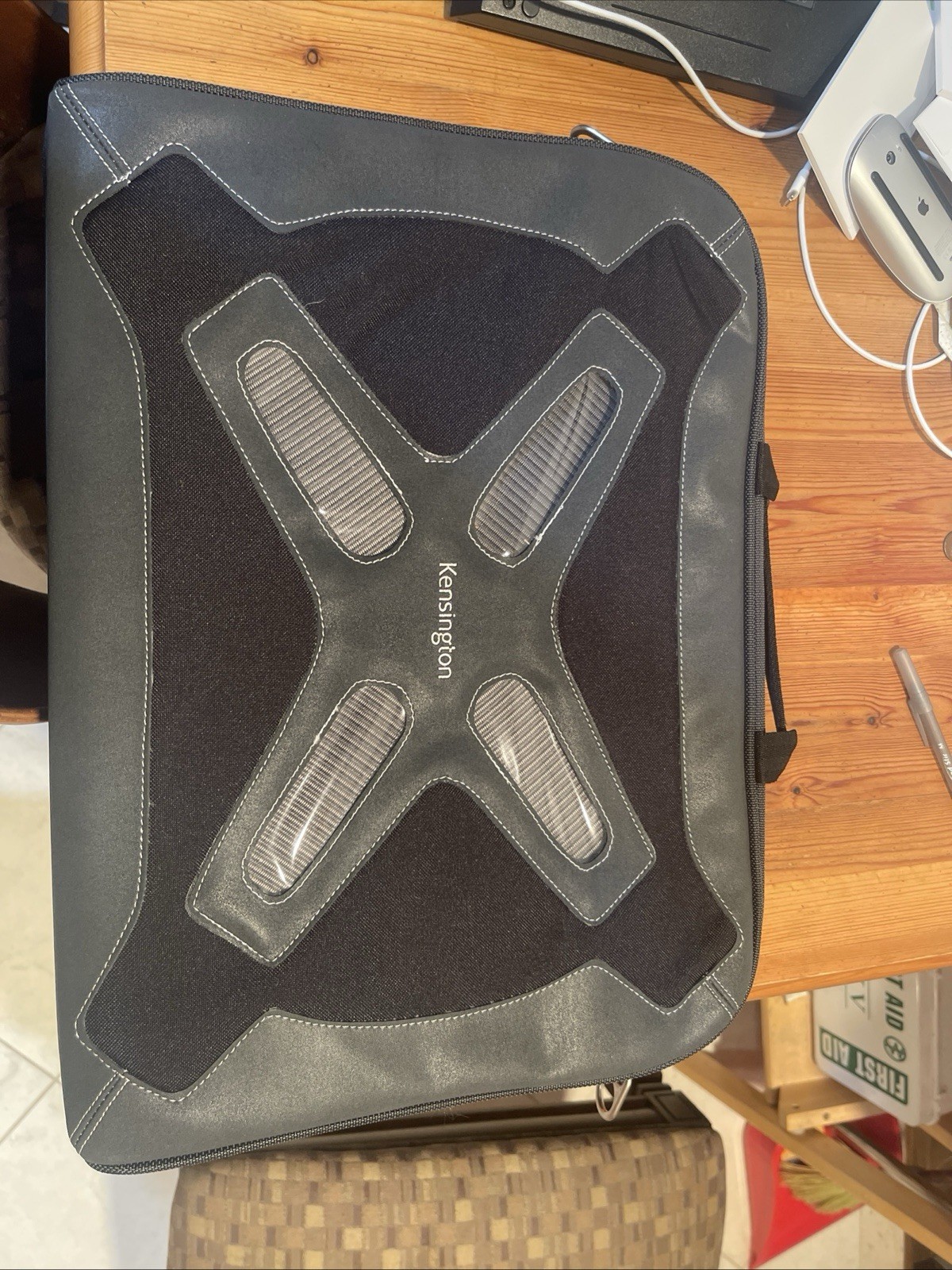 NOS Kensington Contour Messenger Laptop Bag (Model K62220)