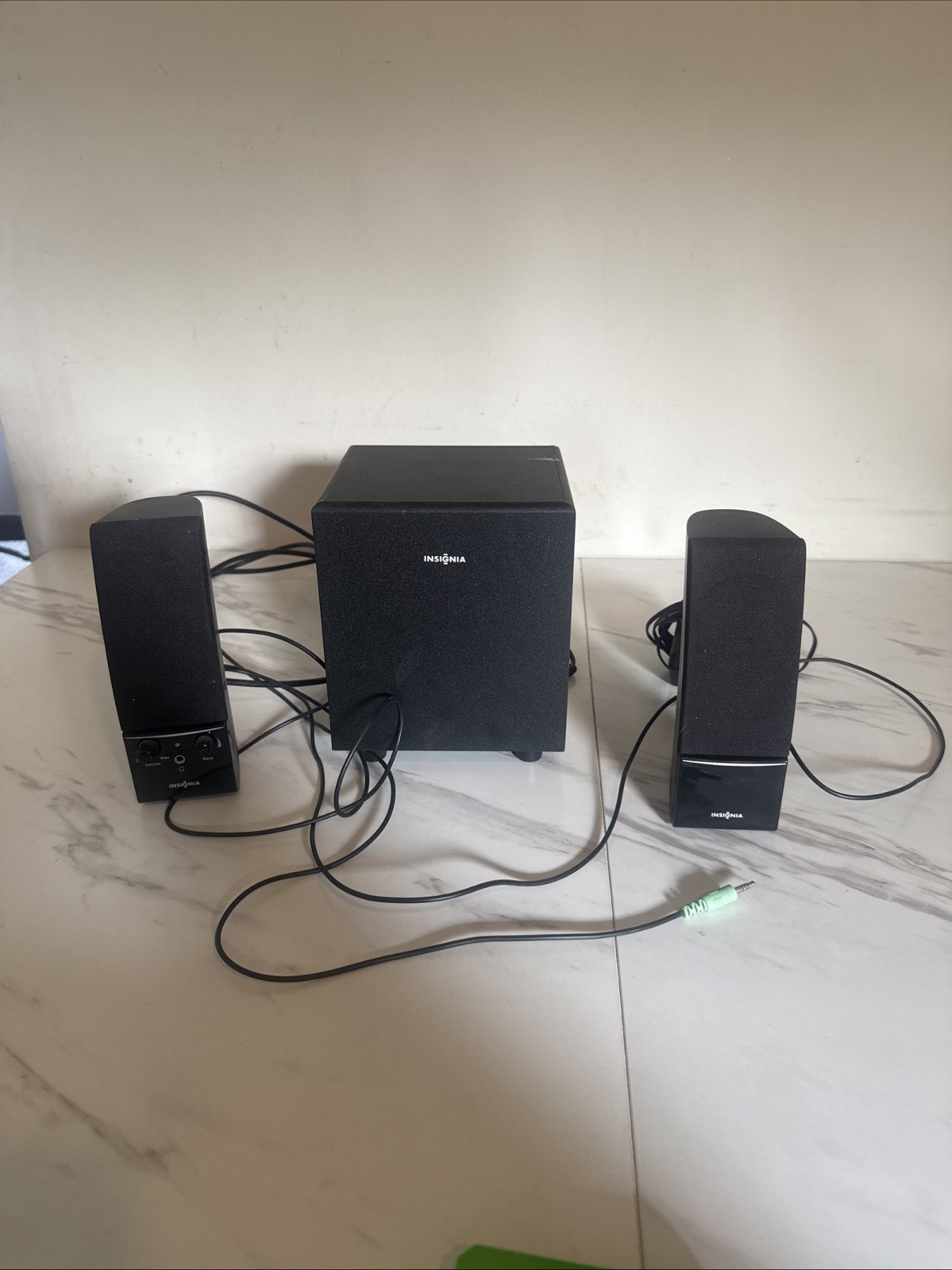 Insignia Speaker System with Wired Subwoofer 2 Speakers