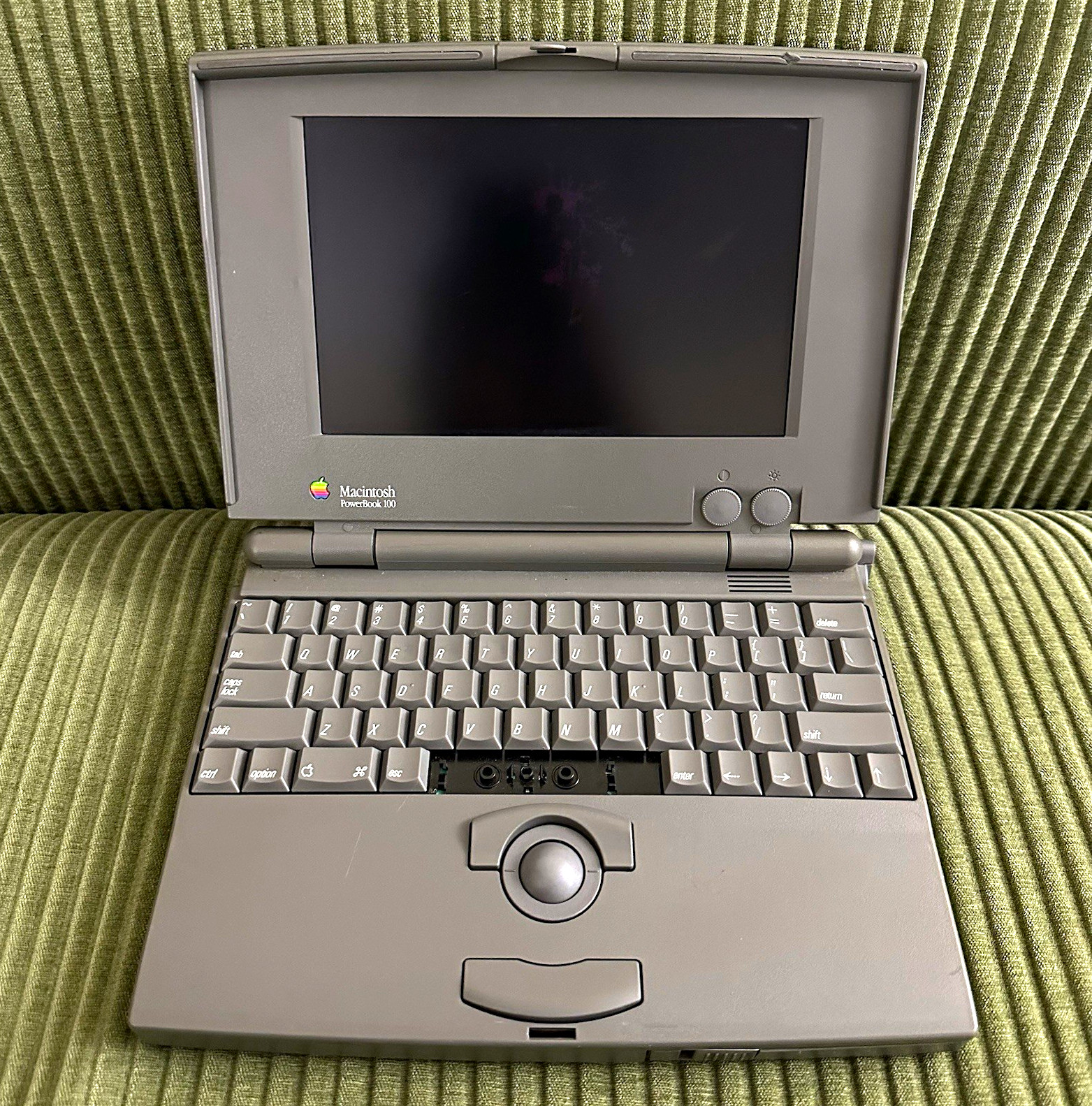 1991 Apple Macintosh Powerbook 100 Laptop Computer Turns On - For Repair / Parts