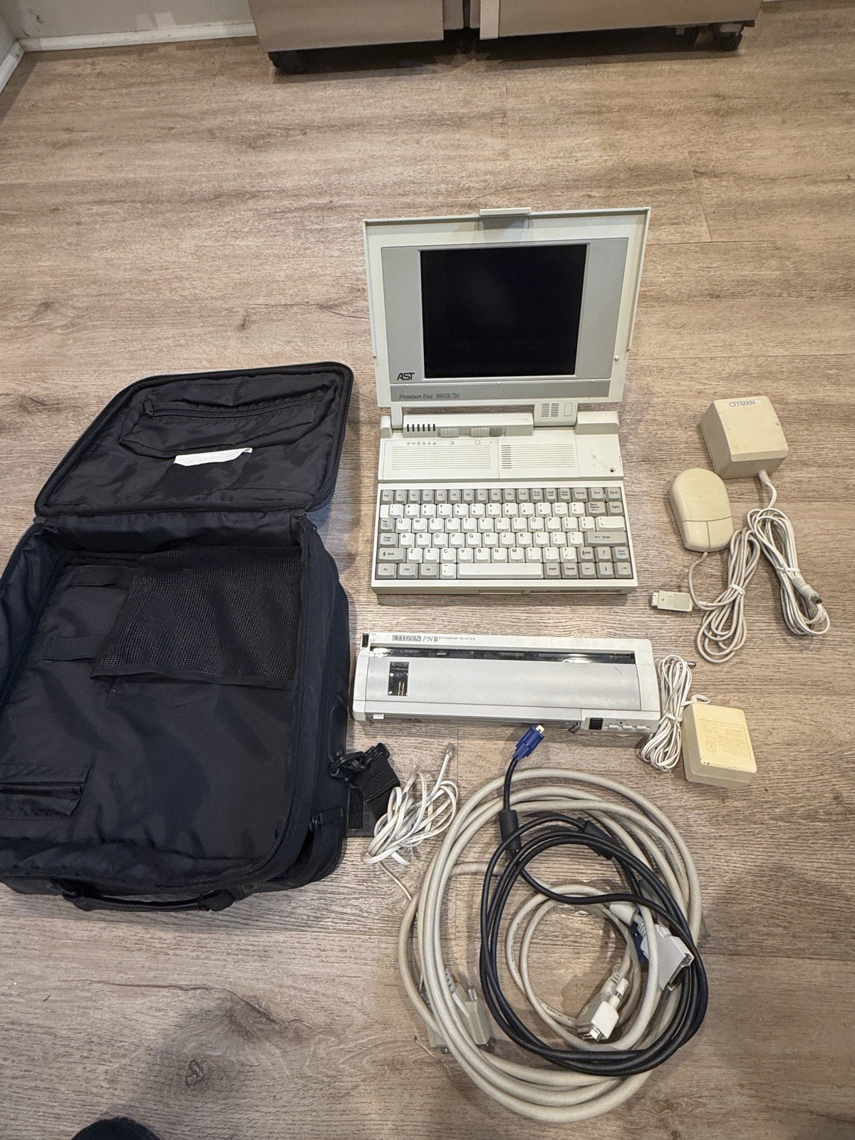 Vintage AST Premium Exec 386SX/25 Laptop Computer  (Parts or repir, display use)