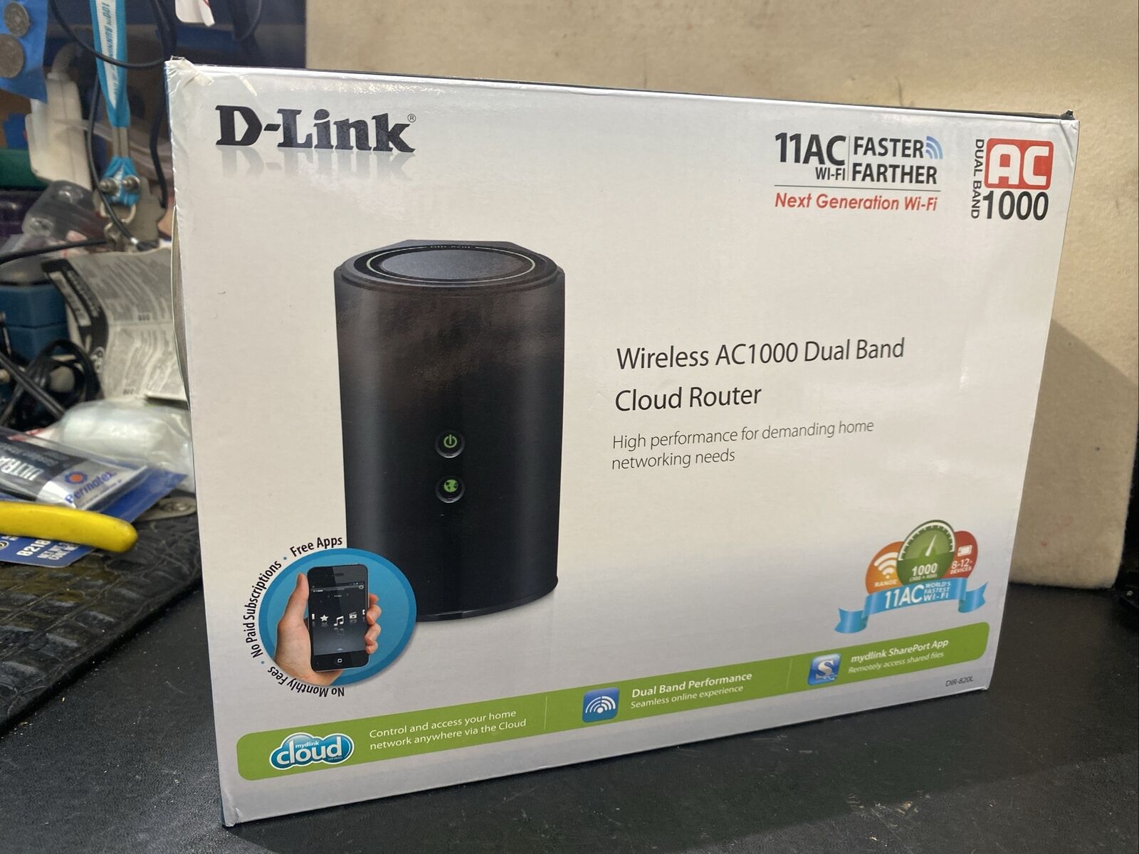 NEW D-Link AC1000 4-Port 10/100 Wireless N Router (DIR-820L)