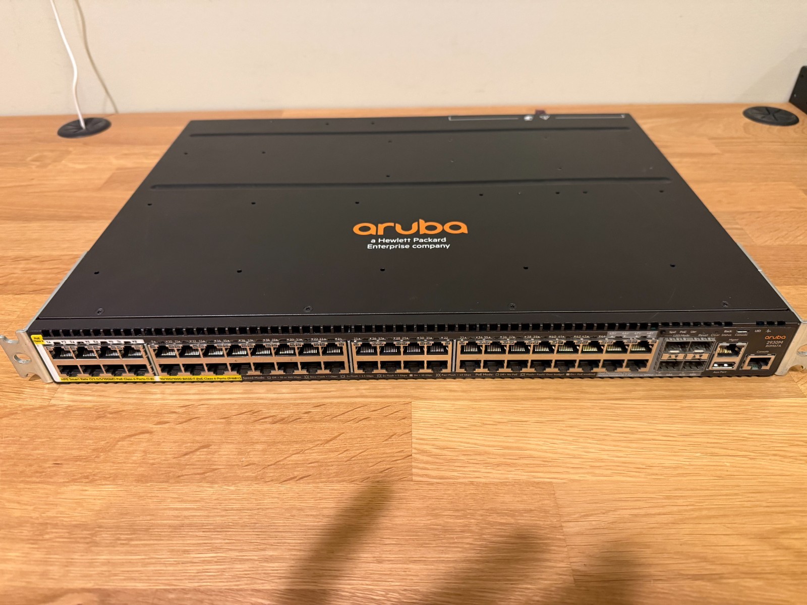 HPE Aruba 2930M (R0M67A) 40G Smart Rate PoE Class 6 1-Slot Switch