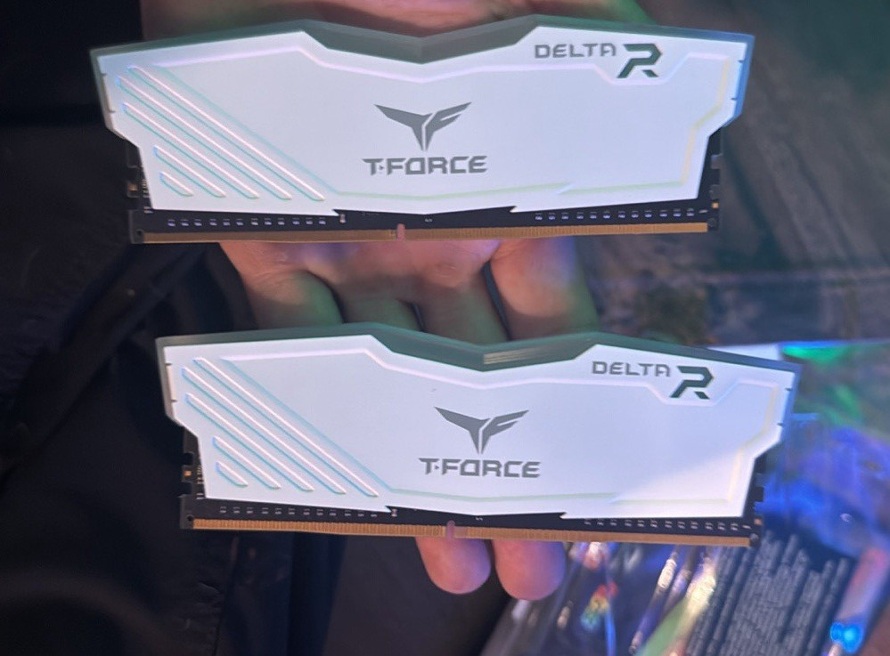 T-Force Delta R DDR4 SDRAM DIMM Desktop RAM Kit 2 Modules White Memory