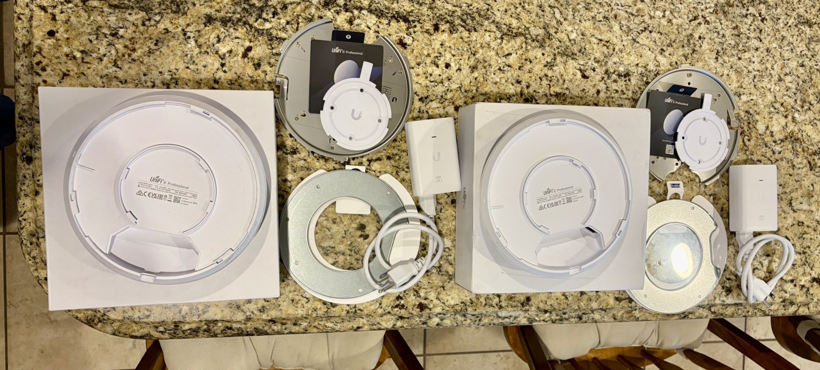 Ubiquiti UniFi U6 Pro (U6-PRO-US) WiFi 6 Wireless Access Point + Mounting Plate