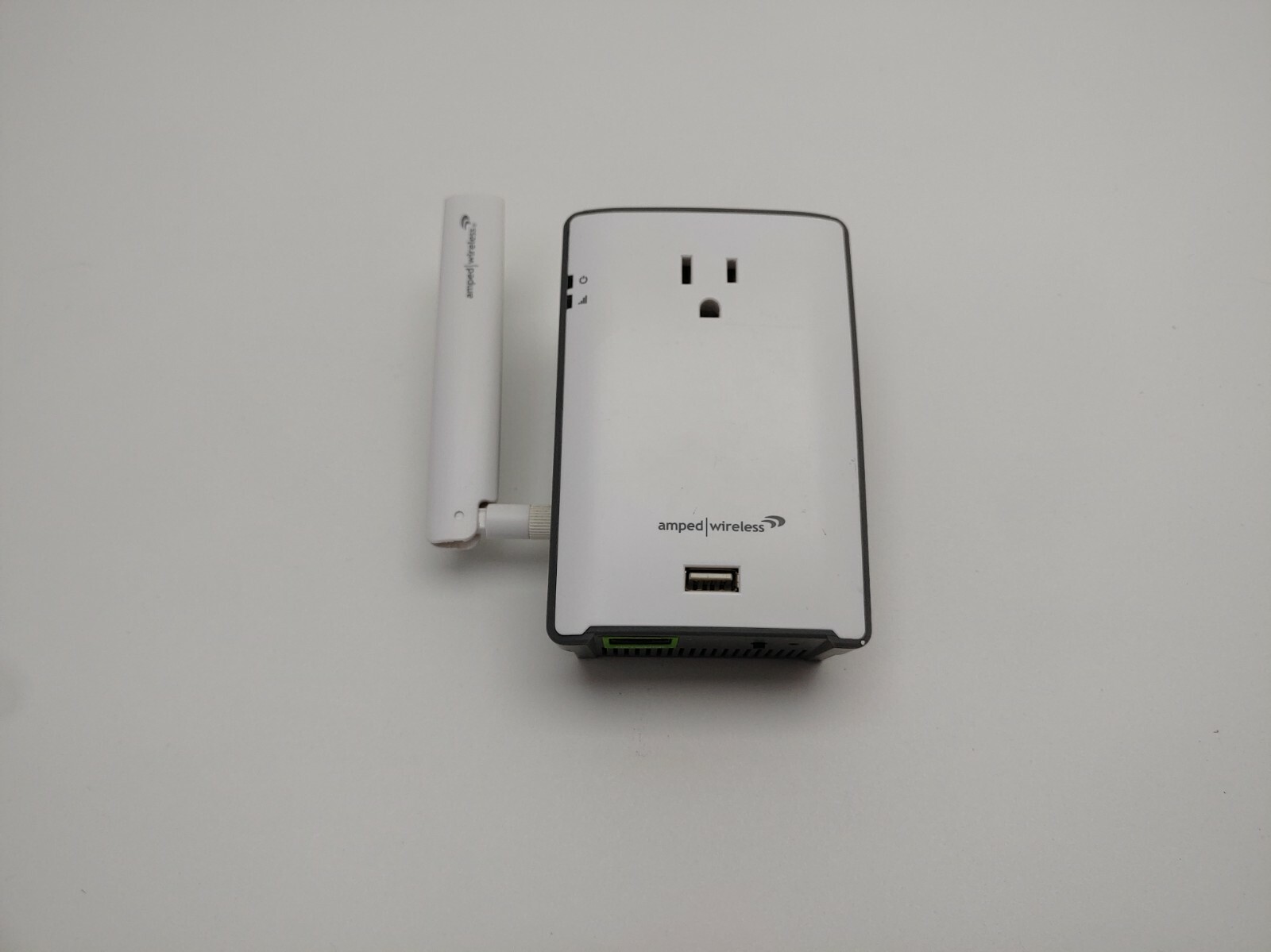 Amped Wireless WiFI Range Extender Plug In 3 Prong Pass Through AC1200 REC22PG
