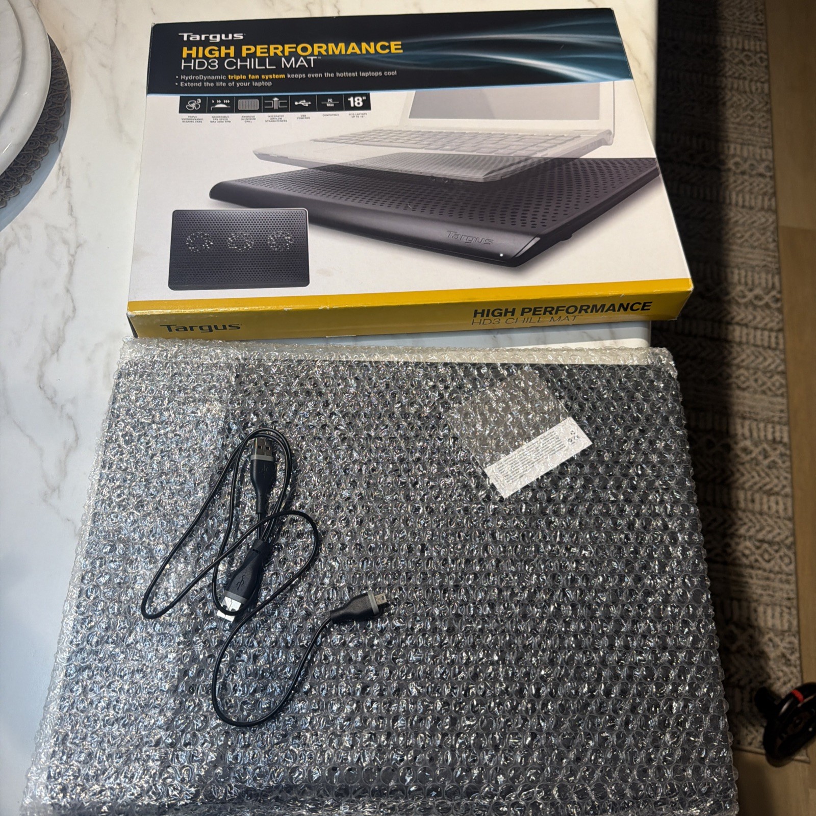 NEW IN BOX TARGUS PORTABLE CHILL MAT HD3 WITH 3 FANS & LED USB PORT INCL. BLACK
