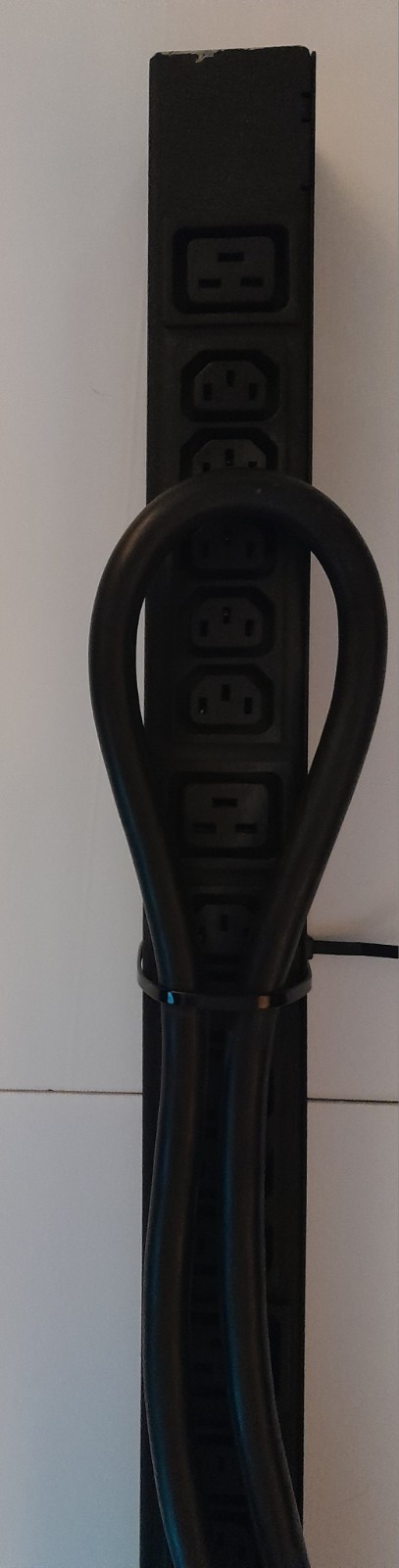 *Vertiv Geist Metered PDU Vertiv Geist Metered PDU, model MN02E4B1-36IT68-3TL6A0