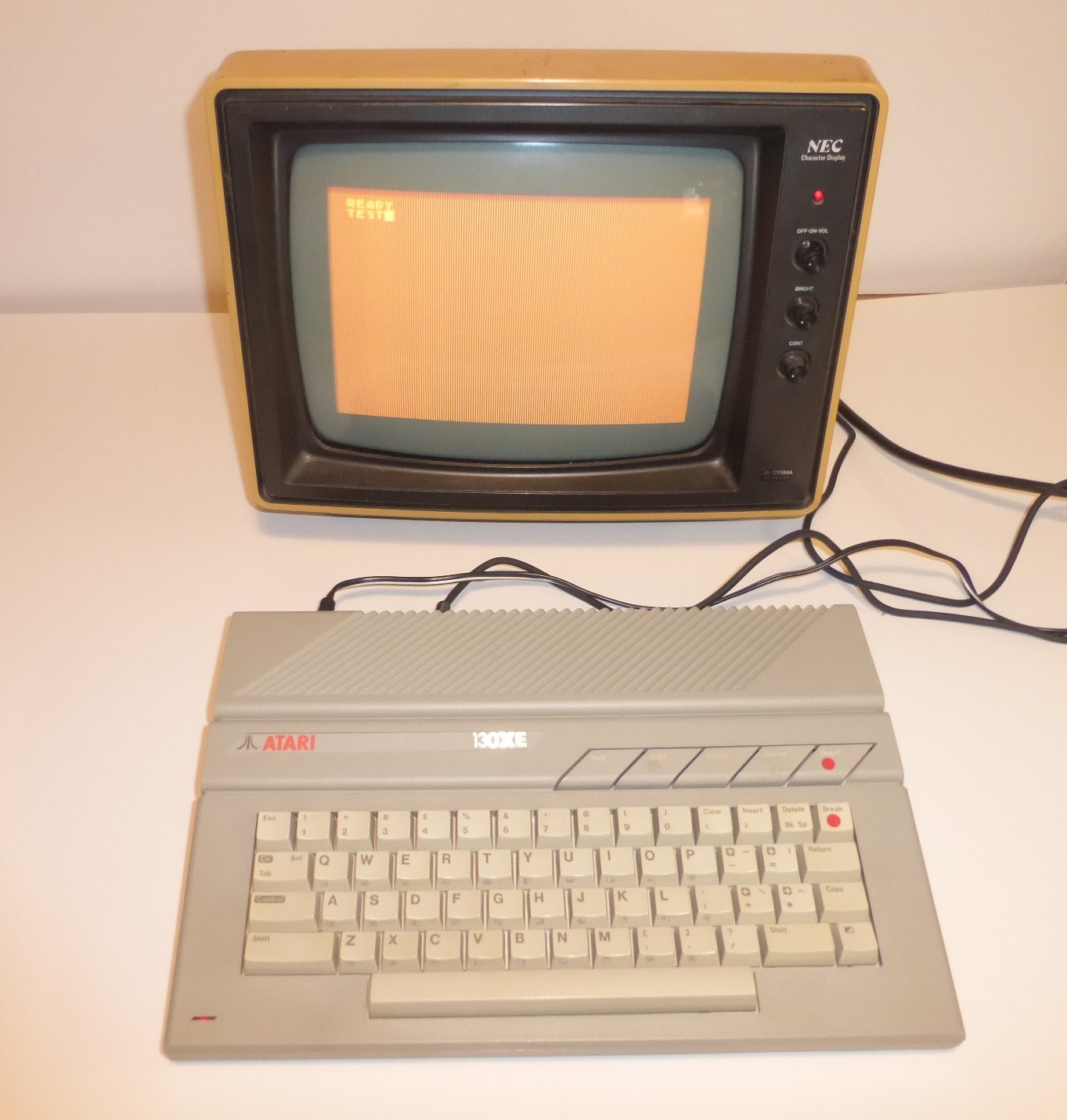 Atari XE  130XE 8 Bit Computer NTSC with Power Supply Powers On + AC Adapter