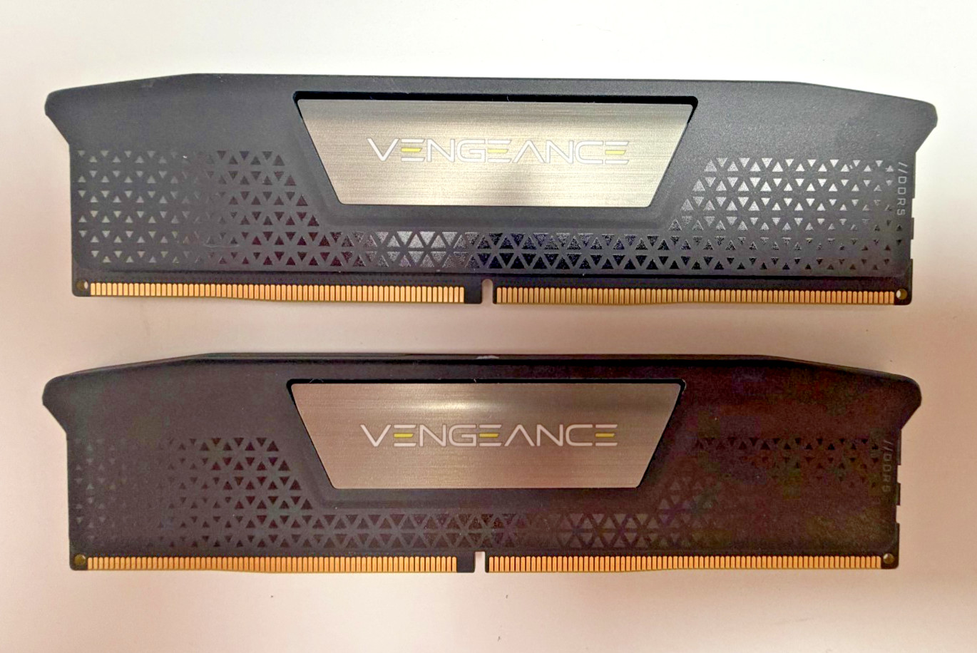 CORSAIR - VENGEANCE 32GB (2x16GB) DDR5 5600MHz [CMK32GX5M2B5600C40]