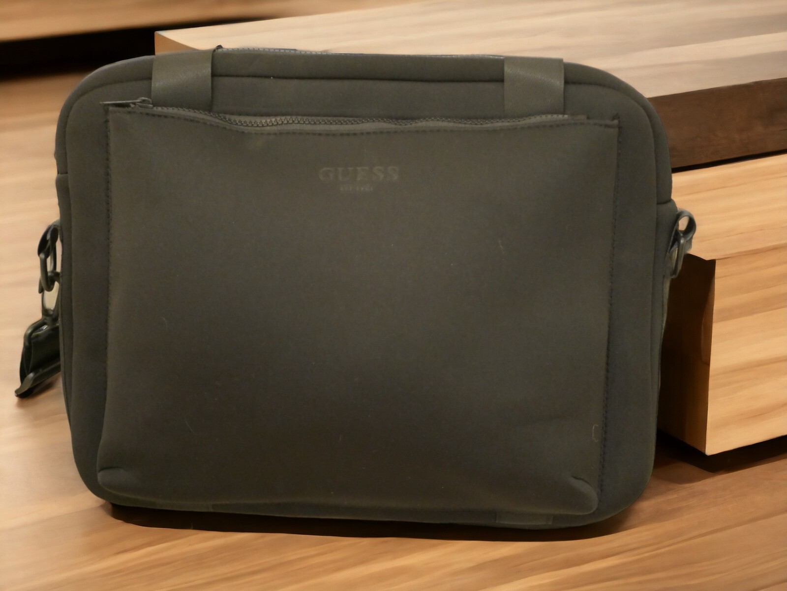 NEW WT BLACK GUESS NEOPREME PADDED  LAPTOP CASE SHOULDER STRAP CROSSBODY