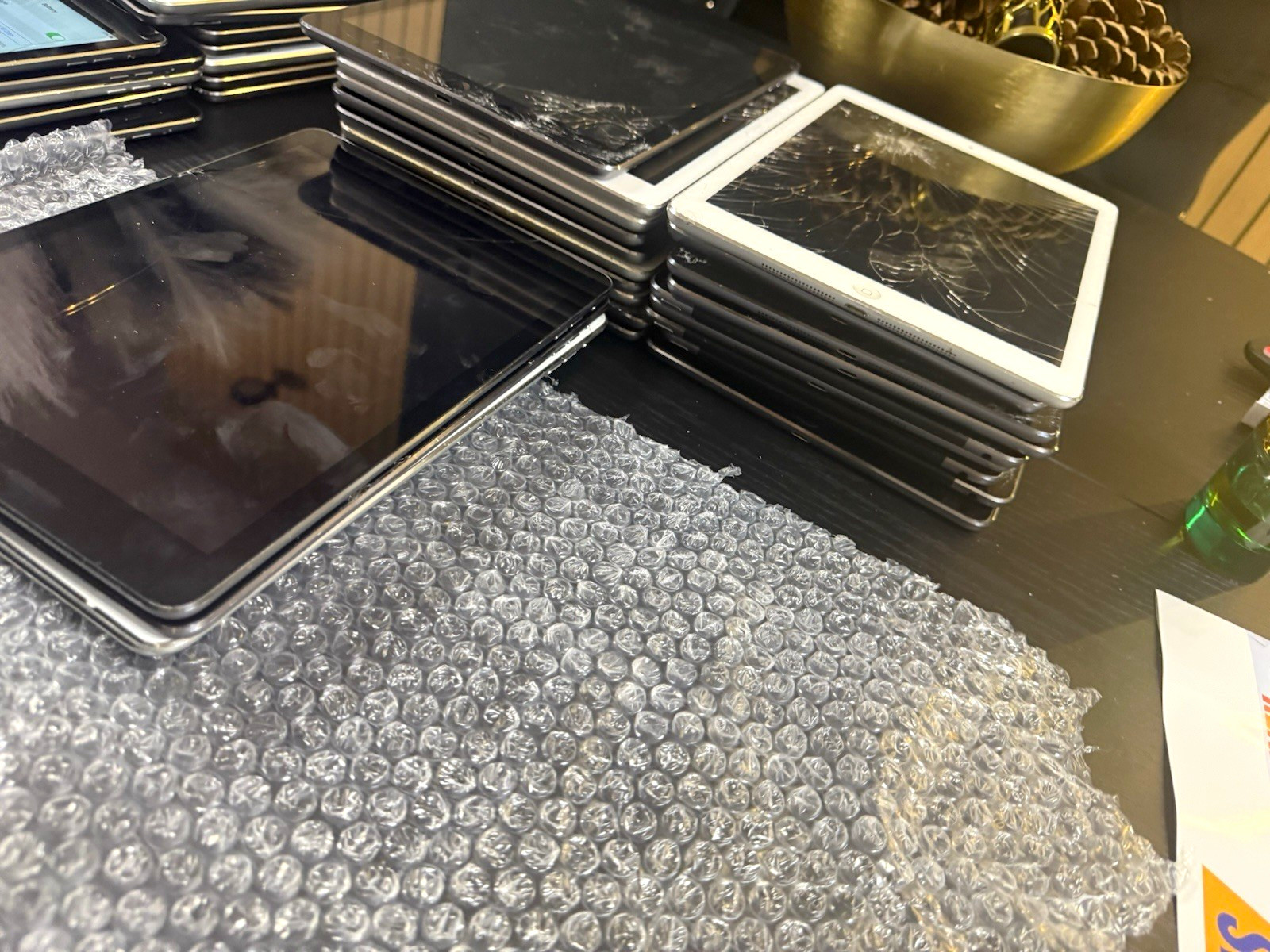 Approx. 45 Apple iPad Air / Air 2 – Unlocked – Bulk Lot for Repair/Resale