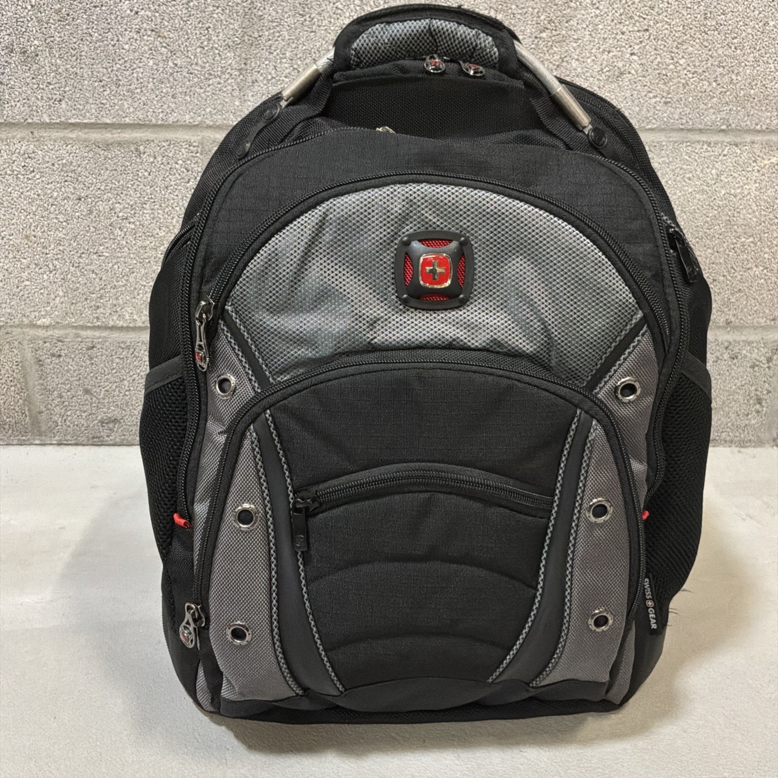 SWISS GEAR  Wenger Victorinox Travel Synergy 16" Laptop Backpack Black Grey Auth