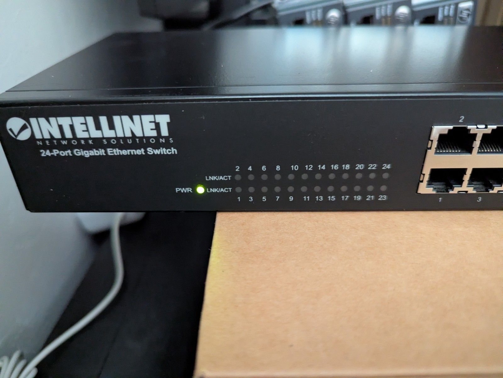 INTELLINET 524162 REV. 1 24-PORT GIGABIT ETHERNET RACKMOUNT SWITCH