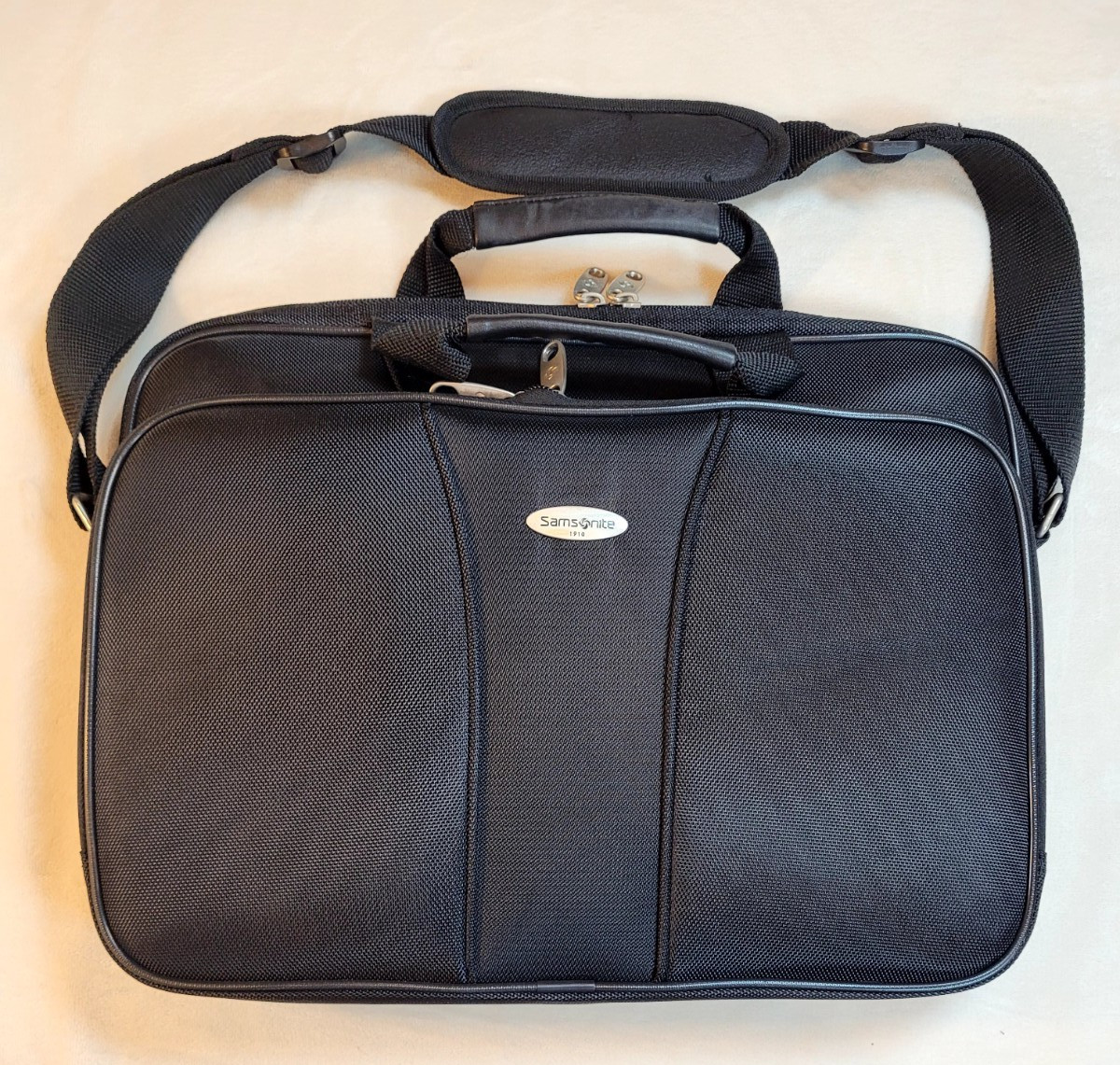 SAMSONITE 937795 16-Inch Large Capacity Computer Case w/Strap *NWOT*
