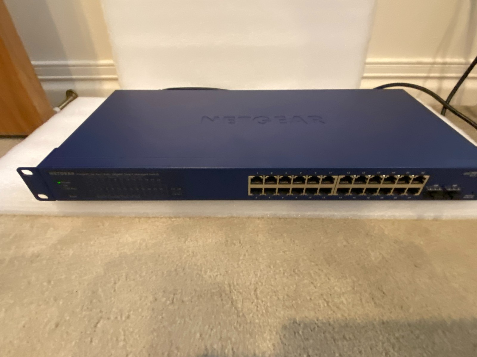 NETGEAR ProSafe 24-Port Smart Managed PoE Gigabit Switch GS724TPv2 EXCELLENT