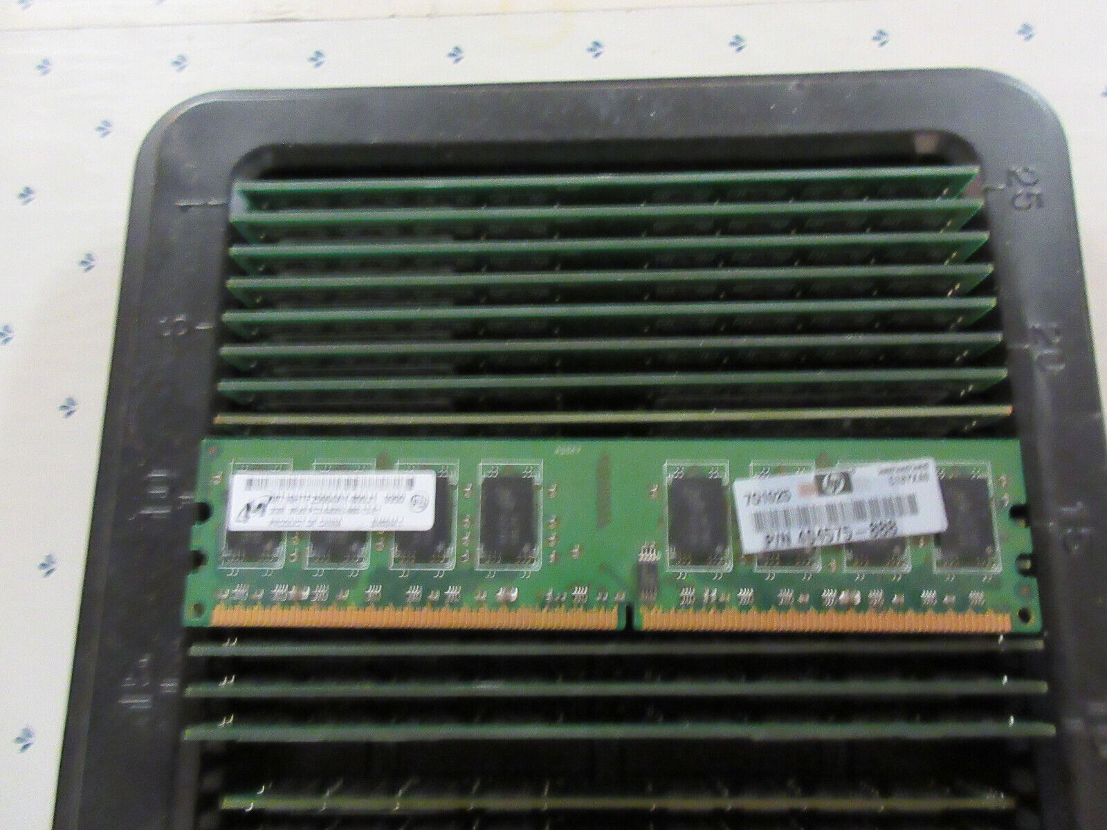 Micron 2GB (MT16HTF25664AY-800J1) PC2-6400U-666-13-E1 Crucial and HP 404575-888