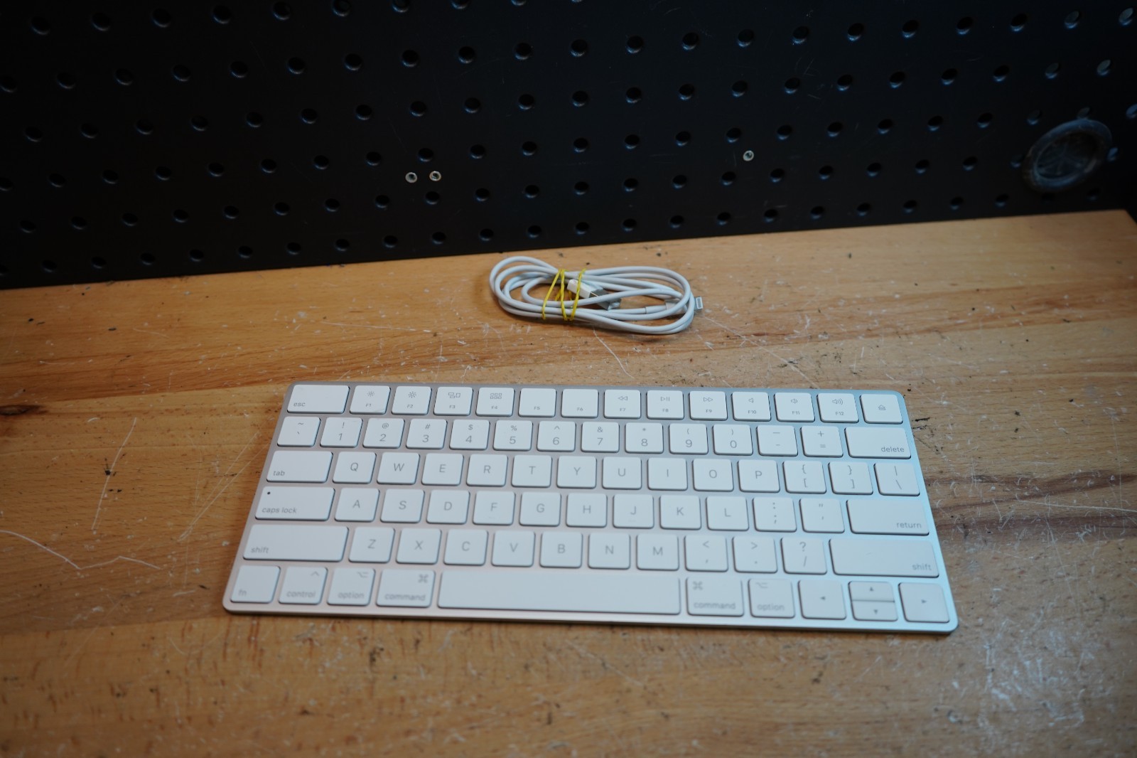 (A) Apple Magic Keyboard A1644 Wireless Bluetooth Rechargeable w/ Lightning