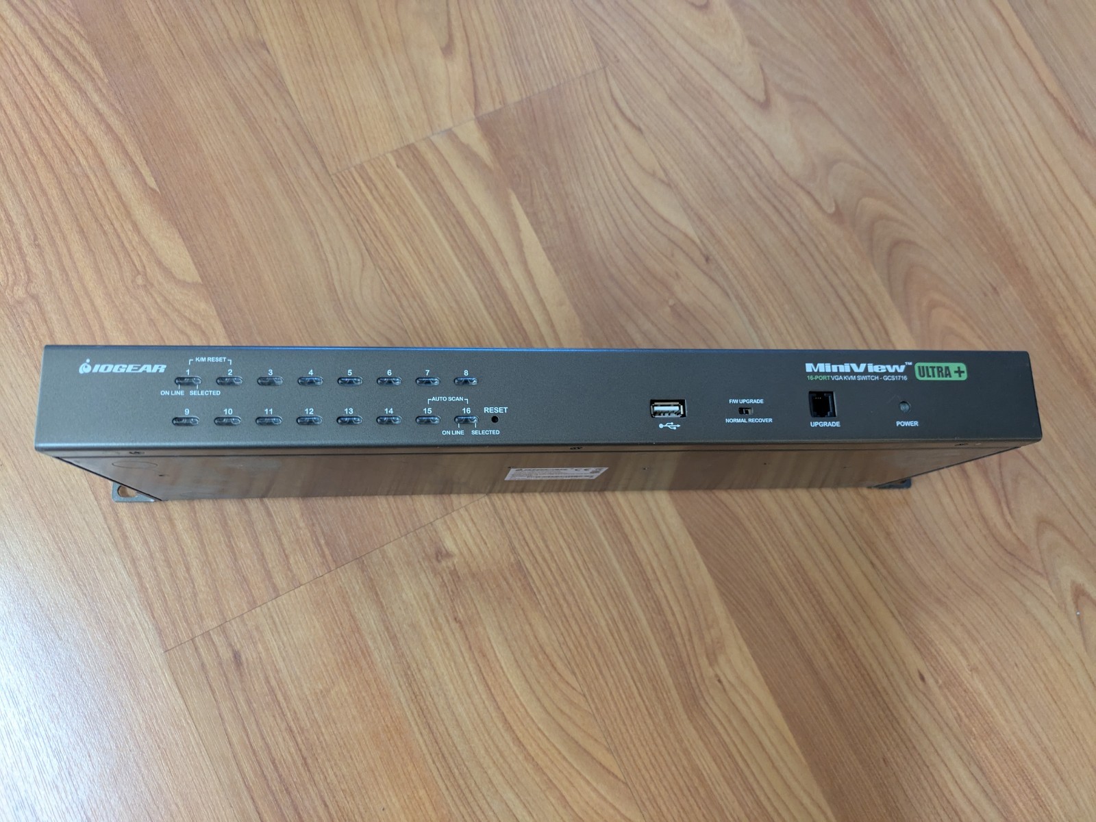 IOGEAR MiniView Ultra+ 16 port kvm switch with cables 