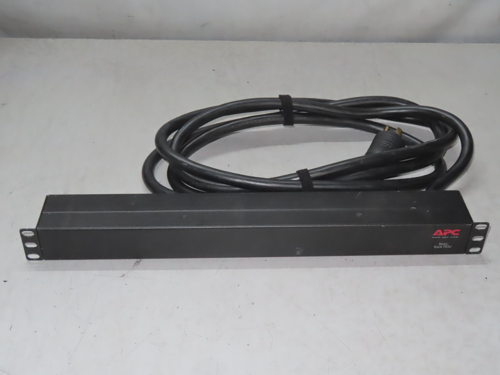 APC AP9560 Basic Rack PDU 1U 120V 15A 10x NEMA 5-15R Outlets Horizontal