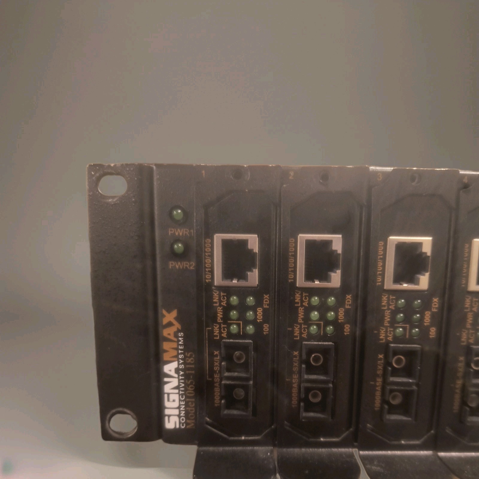 Signamax 065-1185 16-Bay Rack Mount Media Converter Chassis Loaded w/ 16 Modules