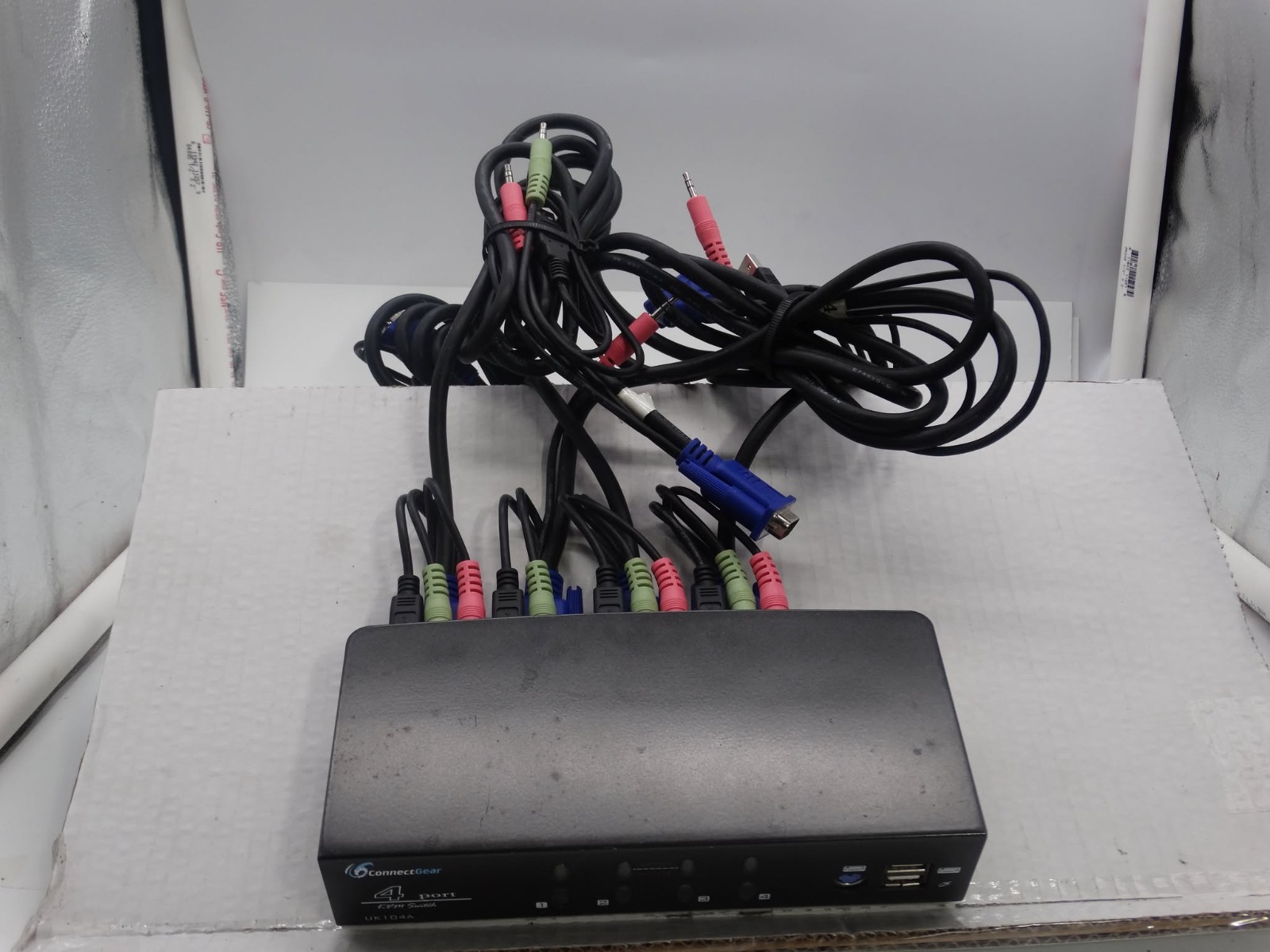 ConnectGear UK104A 4-Port VGA USB KVM Switch with Audio & Cables - Tested
