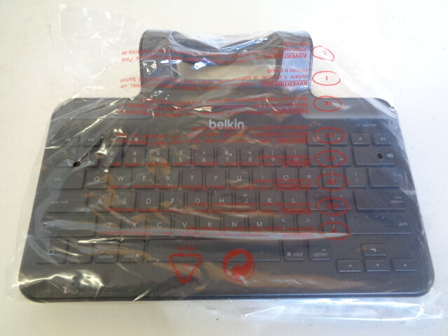 Belkin Model B2B131 Wired Keyboard With Stand for iPod with 30-Pin Connector