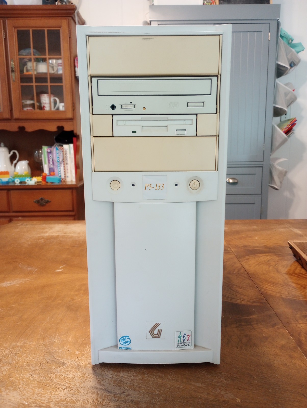Vintage Gateway 2000 Pentium I - 133mhz, 48mb RAM