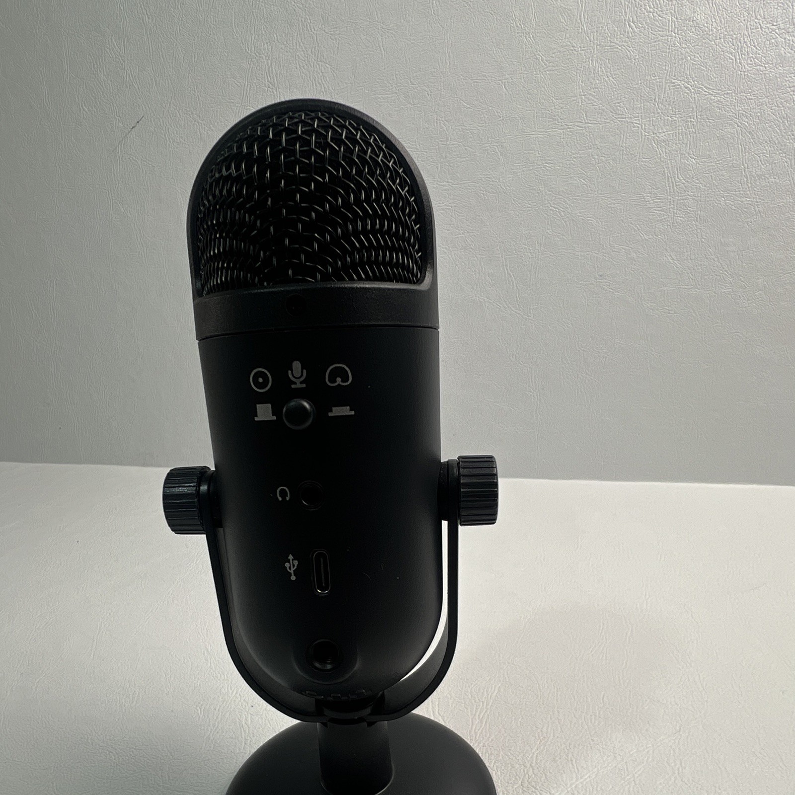 onn. USB Dual-Pattern Desktop Microphone Black w/ Headphone Jack & Stand