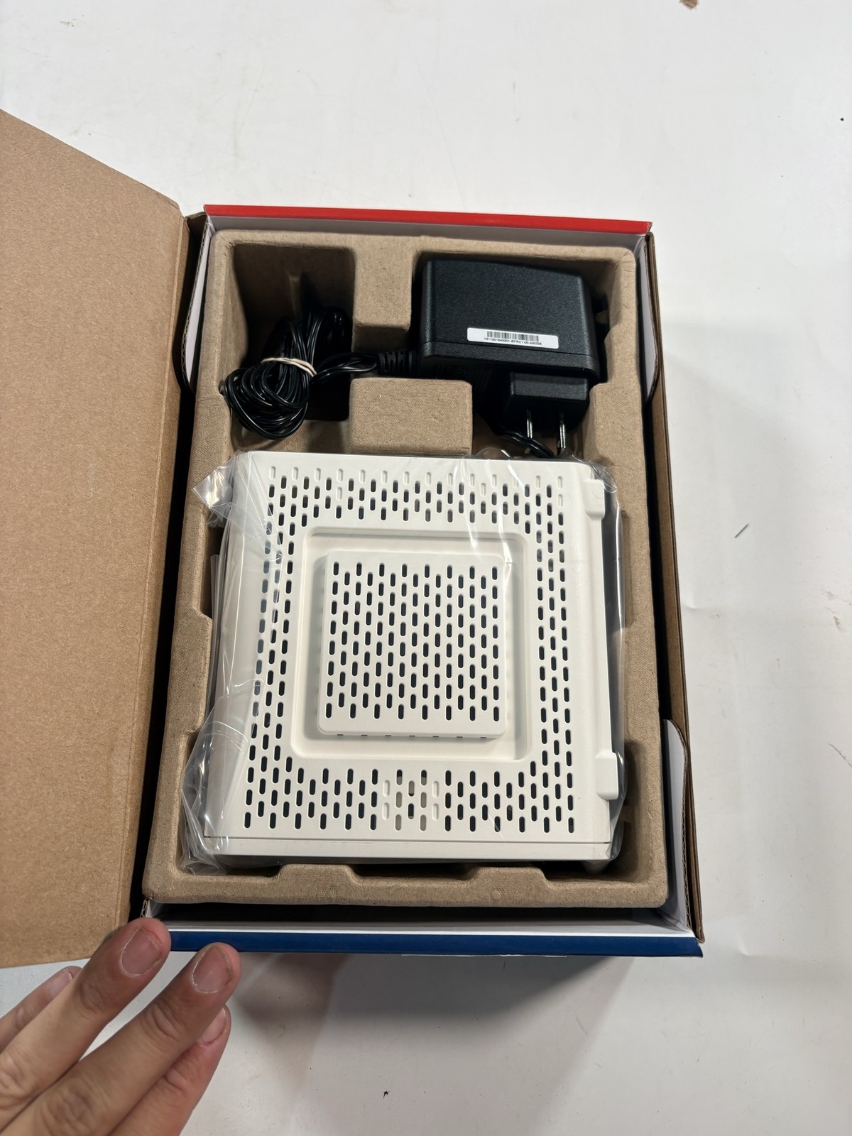 ARRIS SURFboard SB8200 DOCSIS 3.1 Cable Modem White 2-Port Gigabit W/ AC Adapter