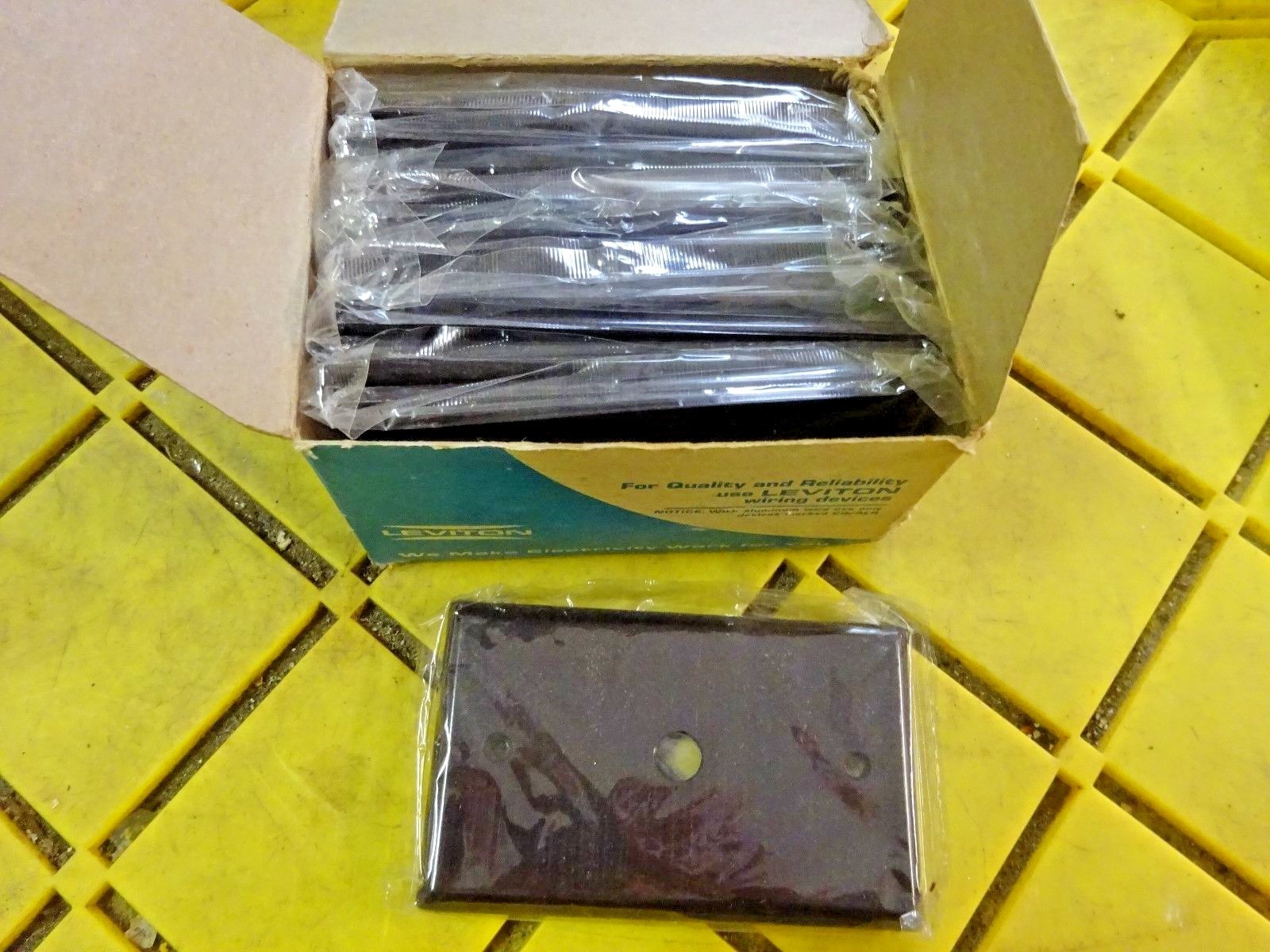 Leviton 85013 10 Pack 1-Gang Single APROX 7/16 Hole Device Receptacle Wallplate 