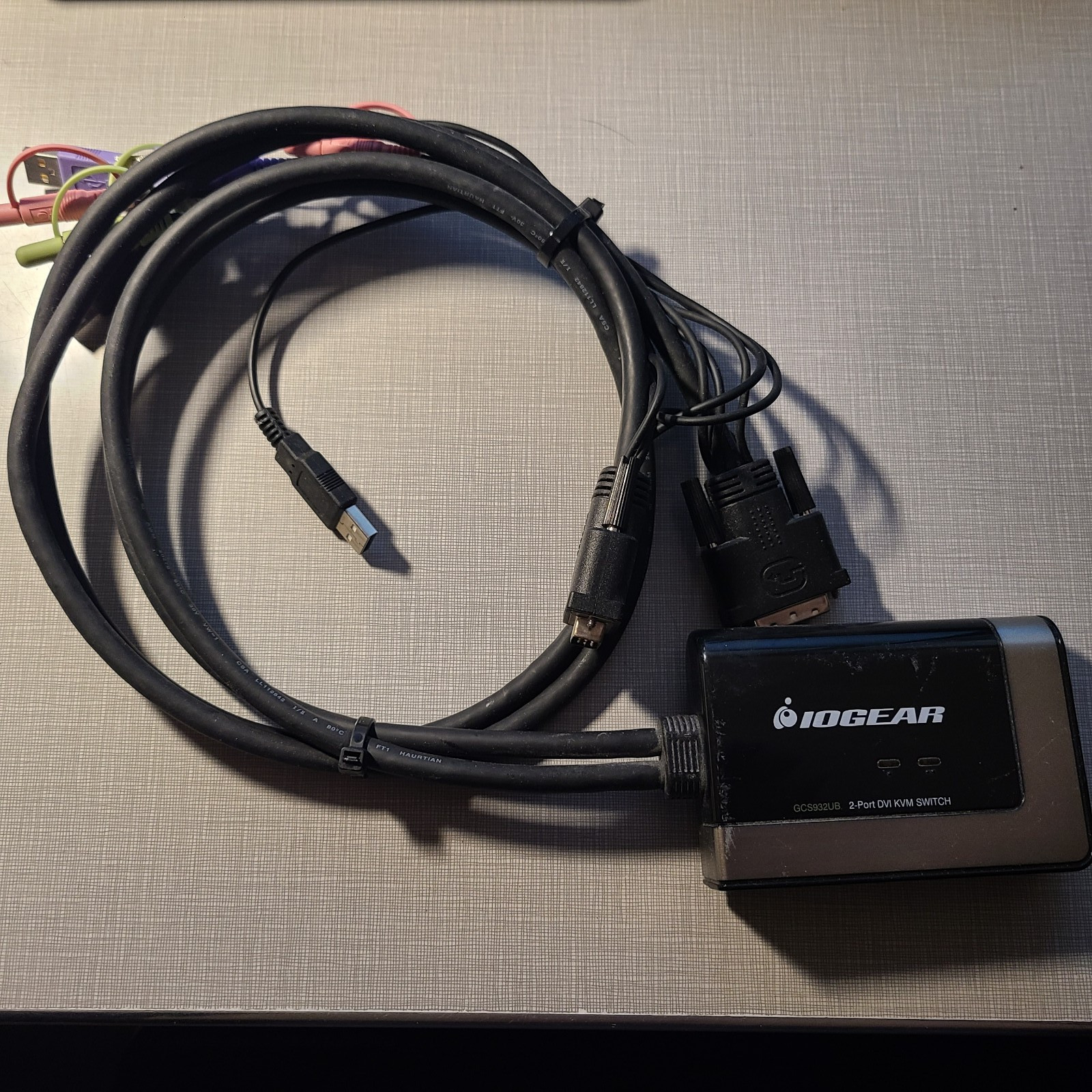 IOGEAR MiniView (GCS932UB) 2-Port DVI-D Audio And Mic USB External KVM Switch