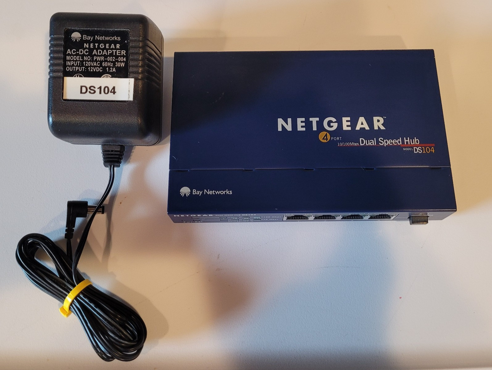 Netgear DS104 Dual Speed 4-Port Hub 10/100, RJ-45, Uplink Button w/Power Adapter