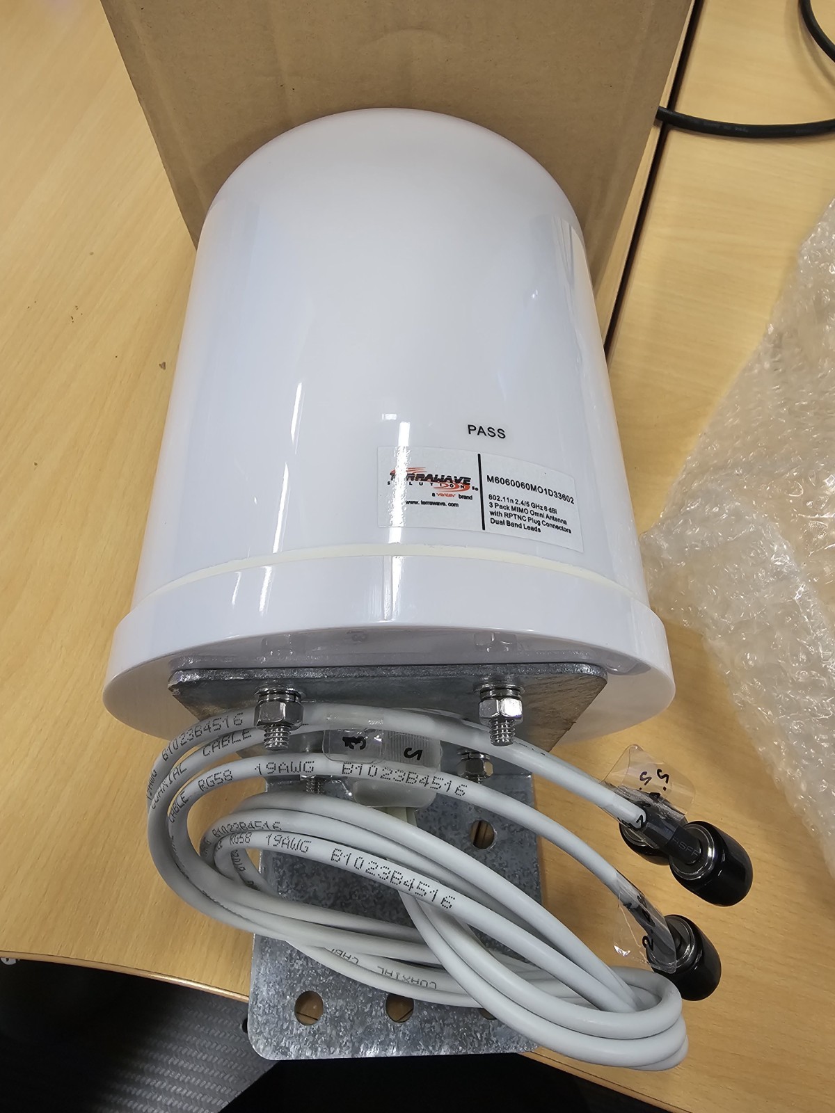 TerraWave® 2.4/5 GHz 6 dBi Wi-Fi MIMO Omnidirectional Antenna M6060060MO1D33602