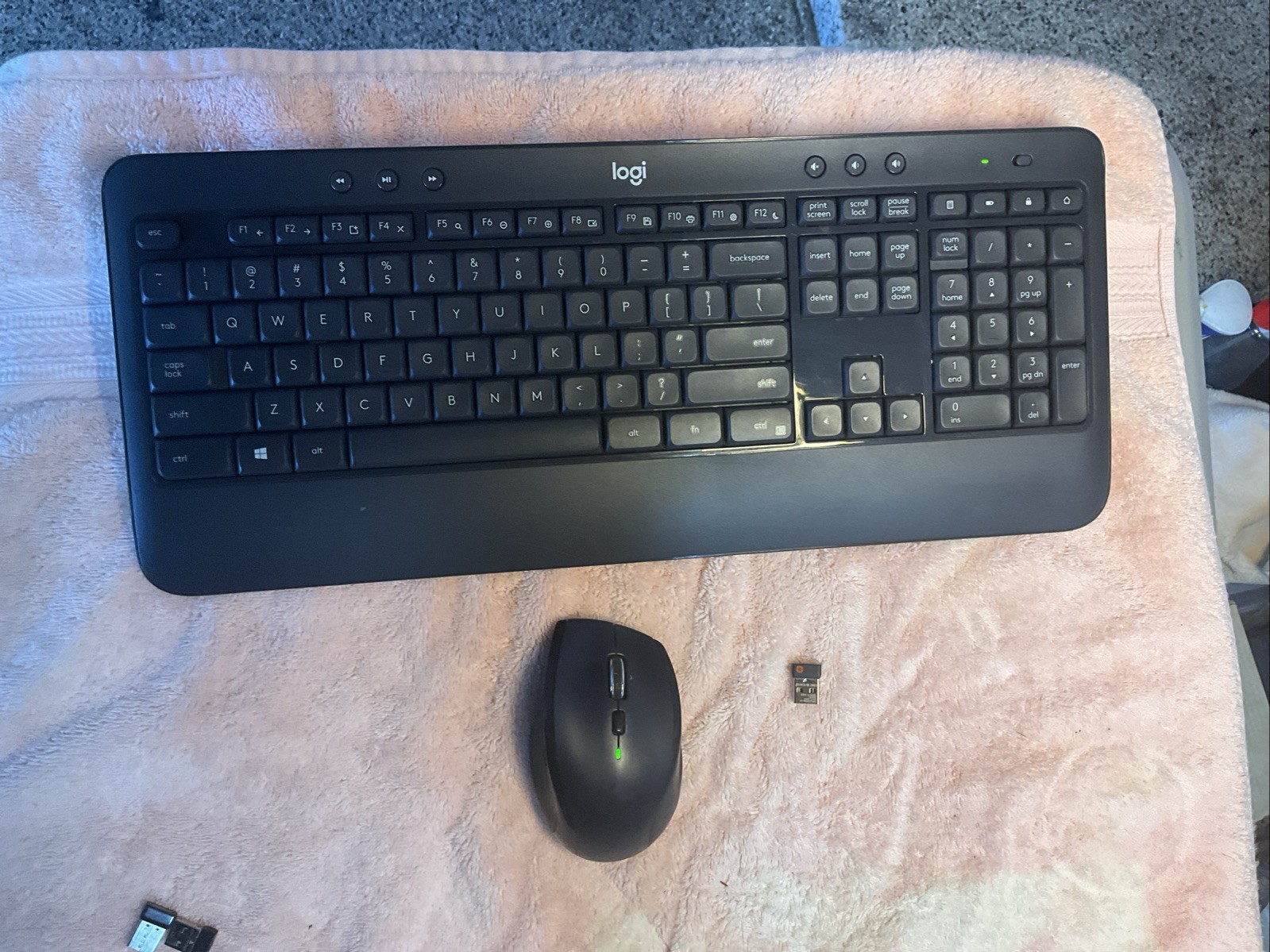 Logitech K540e Wireless Keyboard and M705 Wireless Mouse W/Dongle & Batteries