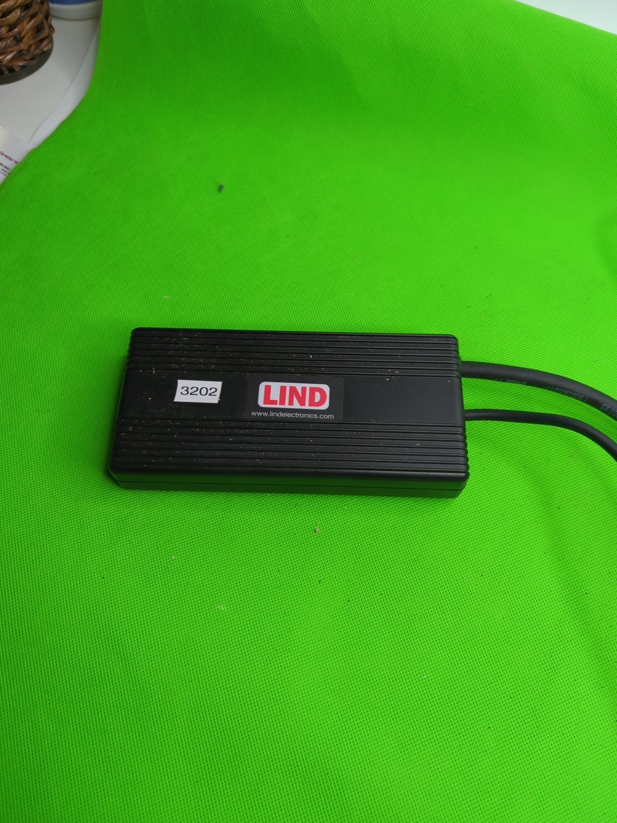 Lind DE2090-4721 Auto/Airline Adapter for Notebooks