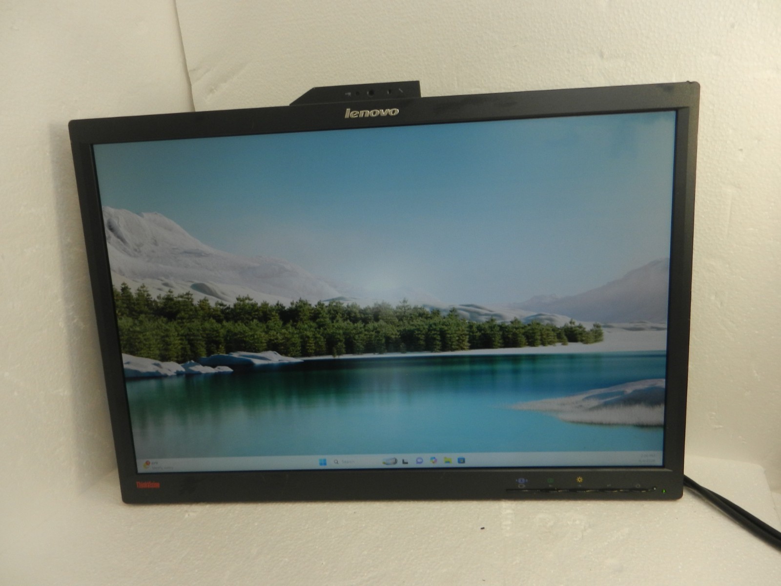 Lenovo ThinkVision L2251xwd 23” LCD MONITOR  W/Webcam And Mic, DP + vga NO STAND