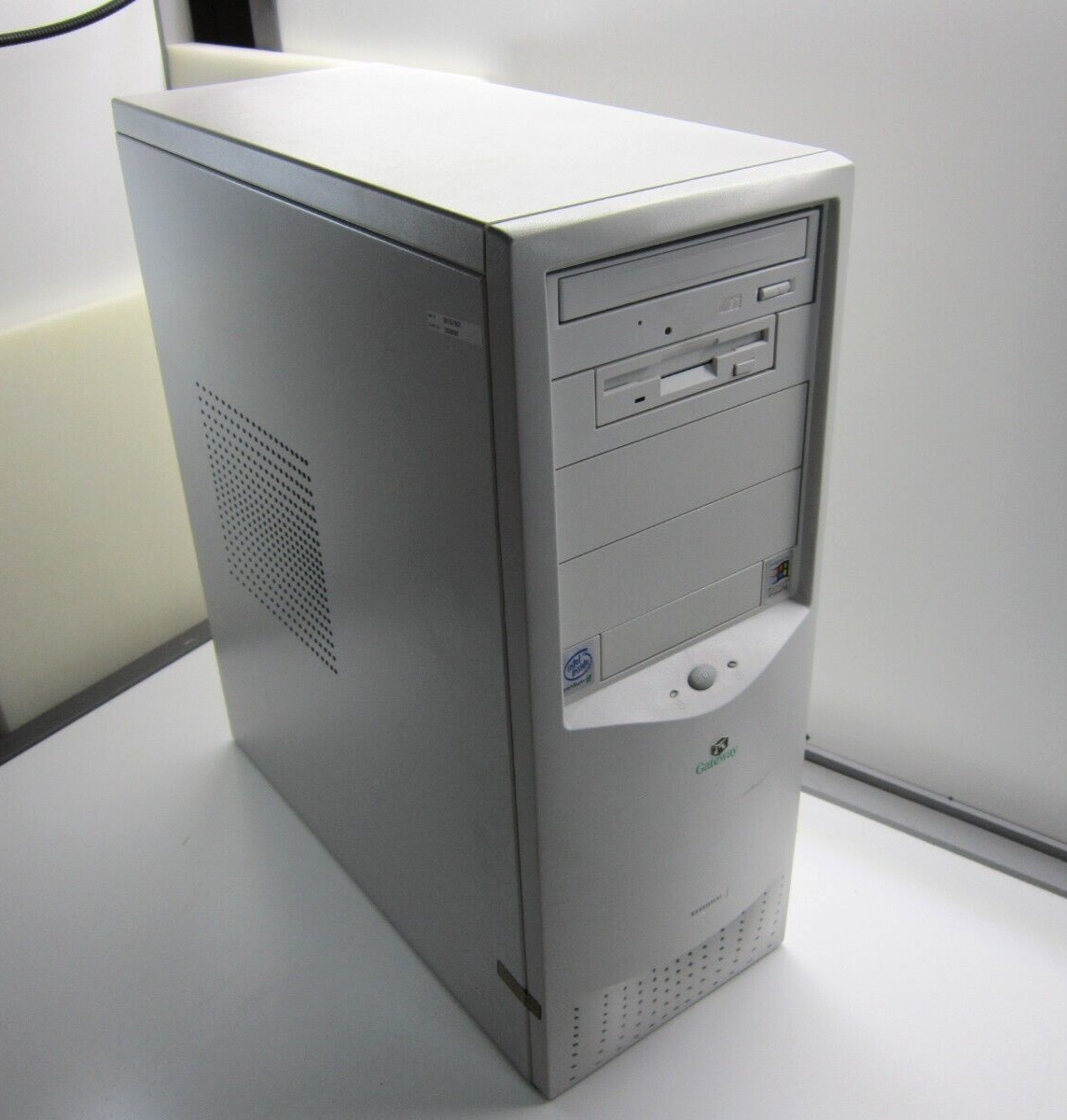 NICE Gateway Essential 500 Pentium III 500MHz 384MB RAM Win98SE VINTAGE GAMING