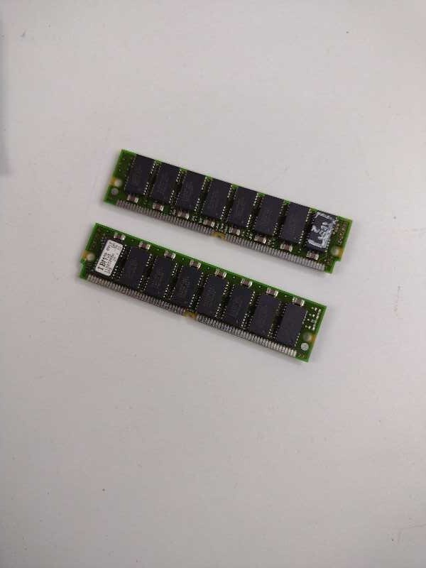 2 x IBM 11D2320BA-70 8MB 2M x 32 FPM DRAM