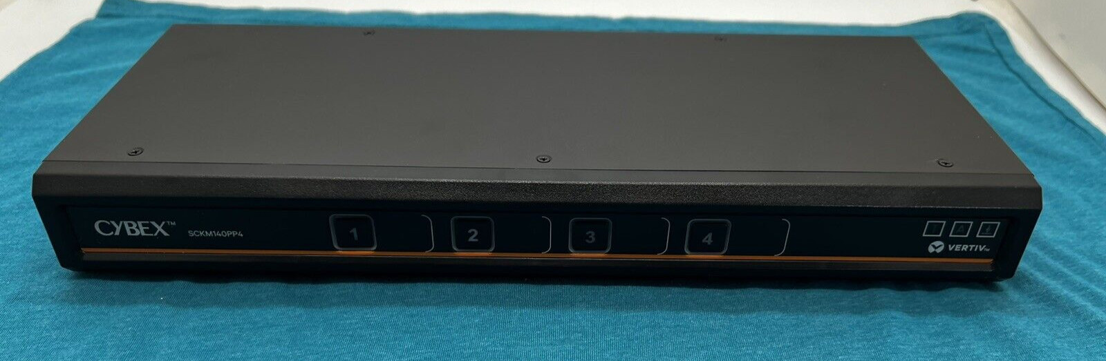 VERTIV SCKM140PP4 Cybex SCKM KM Switchbox LED Indicator, TAA Compliant - 4 Compu