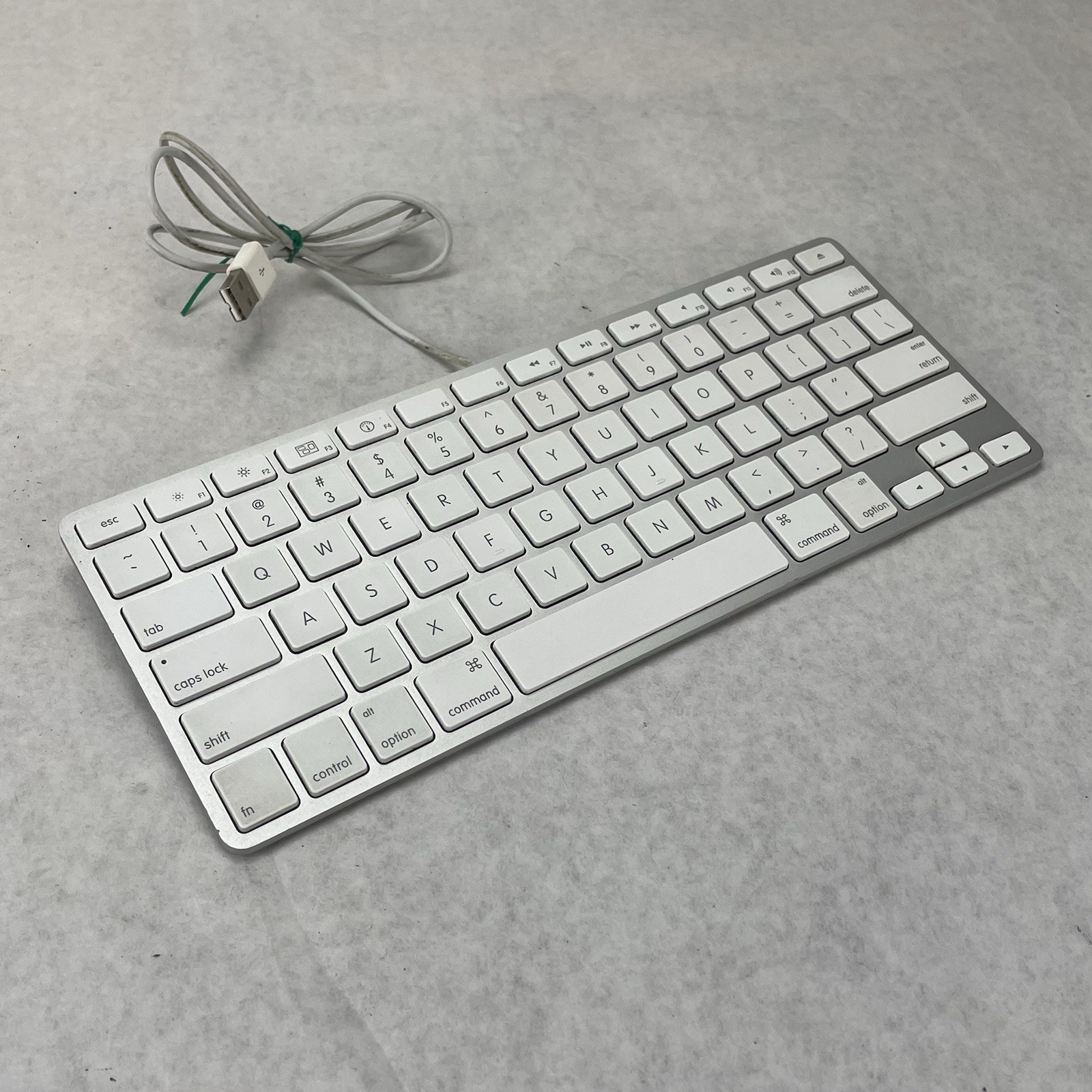 Apple A1242 Wired Keyboard English