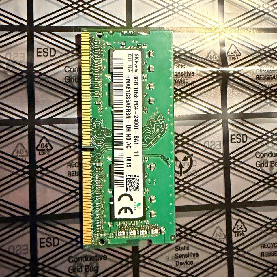 SK hynix 8GB DDR4 SDRAM PC4-2400T 260-Pin DIMM RAM HMA81GS6AFR8N-UH