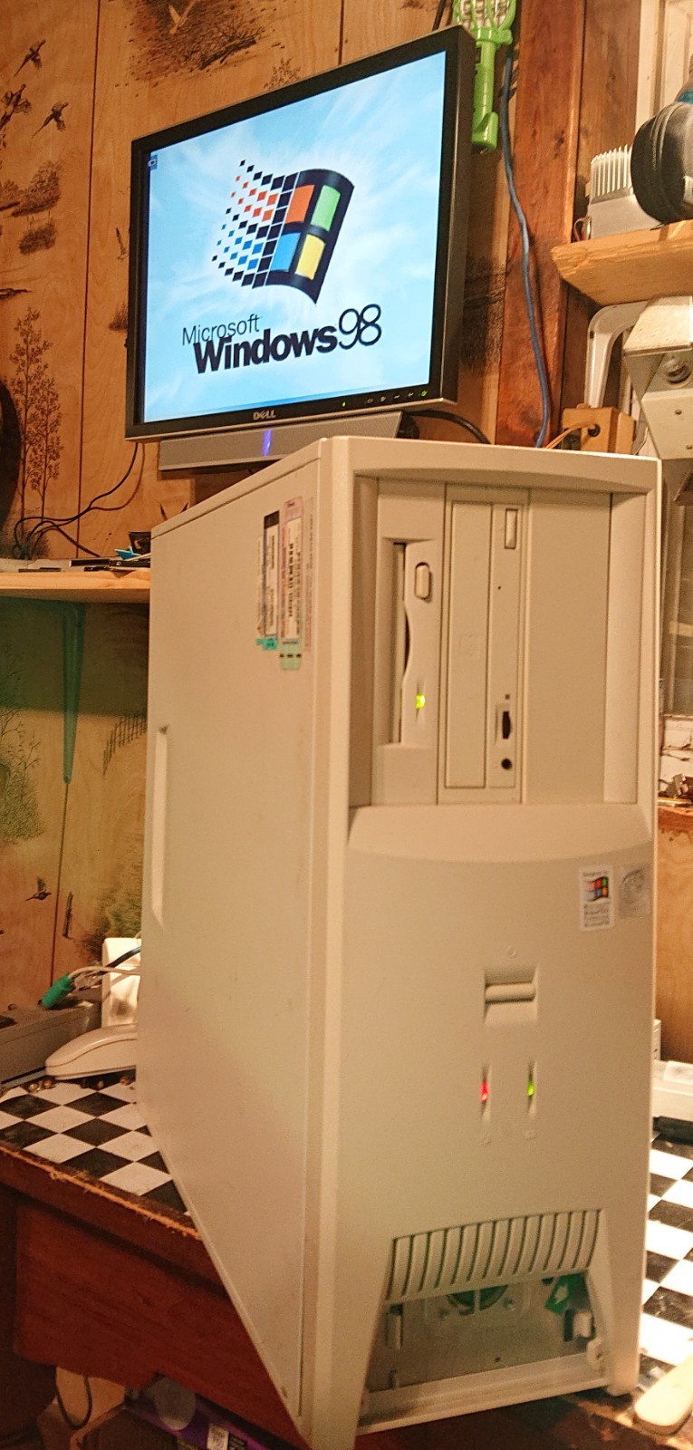 Retro vintage Compaq DeskPro EN Pentium iii 733 128m 40GB HDD Windows 98 Trident