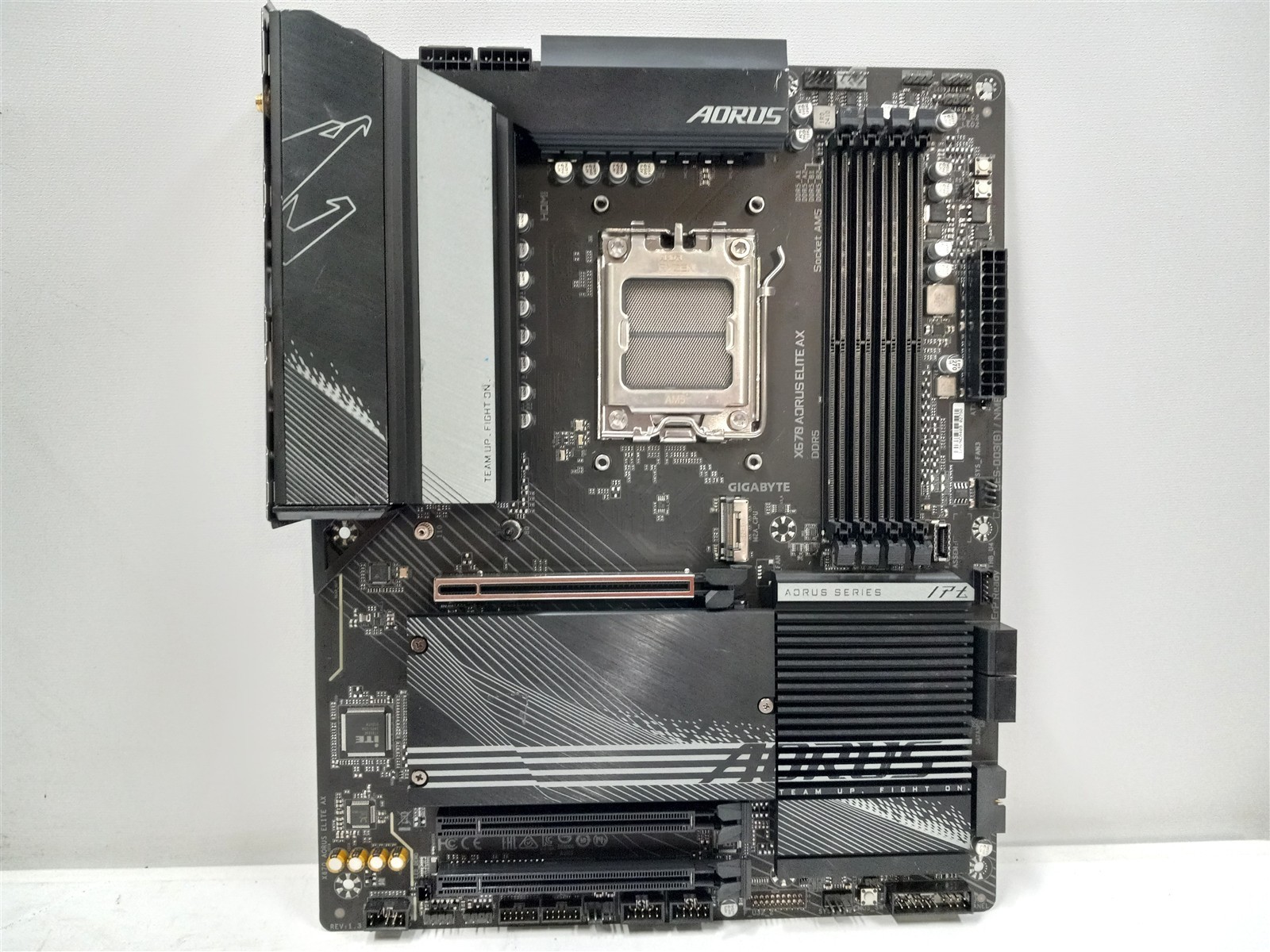 Gigabyte X670 AORUS Elite AX AM5 AMD ATX Motherboard DDR5 Missing M.2 Cover