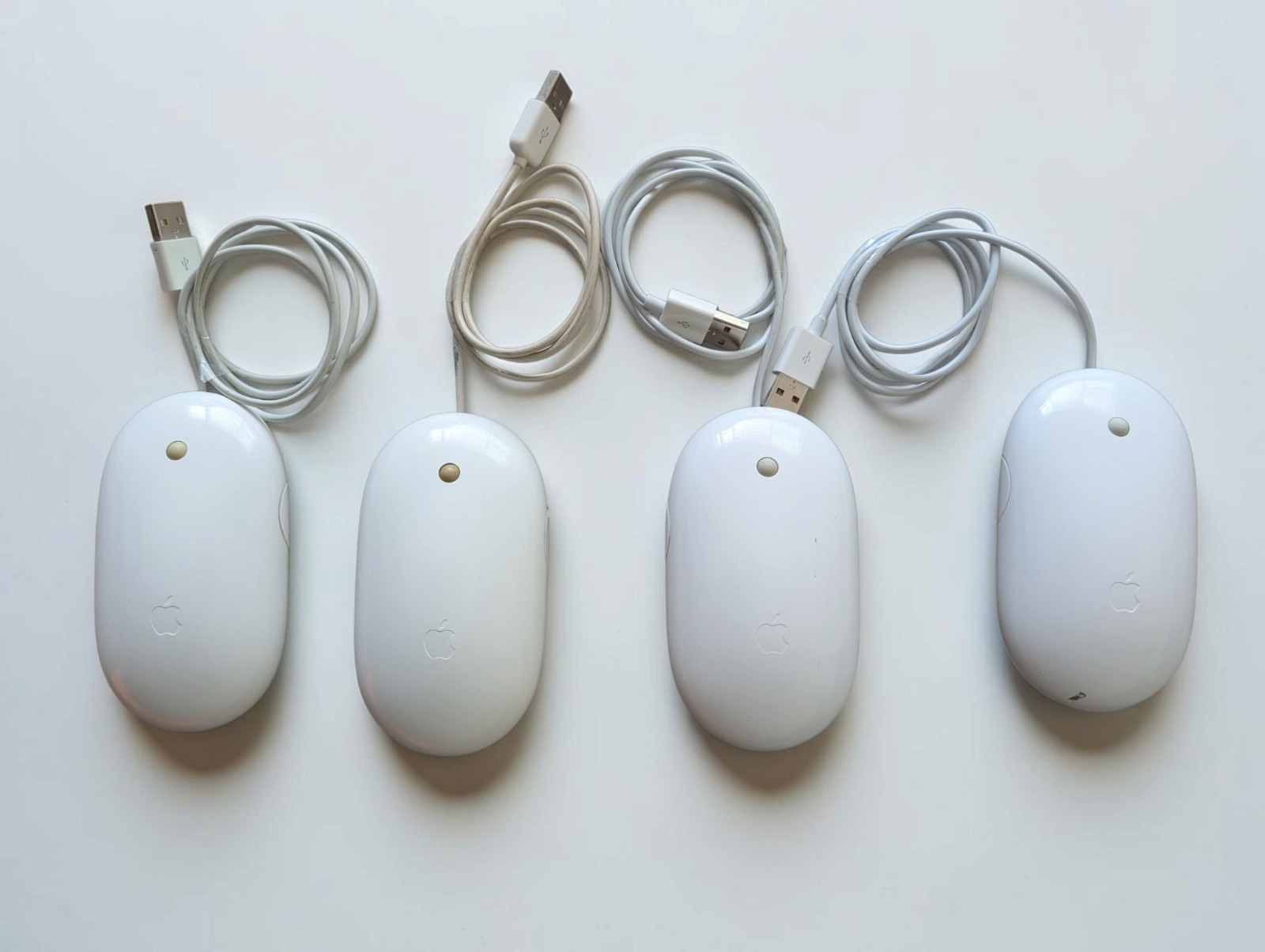 Lot of 4 Apple Mighty Mouse A1152 Wired USB Optical White Mice CLEAN TESTED ROL