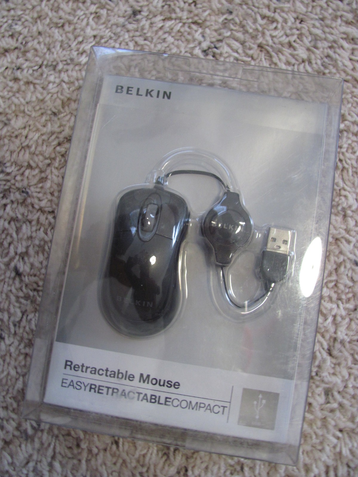 Belkin Mini Wired Travel Mouse, Optical Scroll, Retractable USB Cable