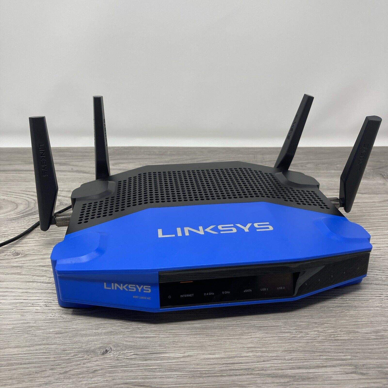 Linksys WRT1900AC 1300 Mbps 4 Port Dual-Band Wi-Fi Router