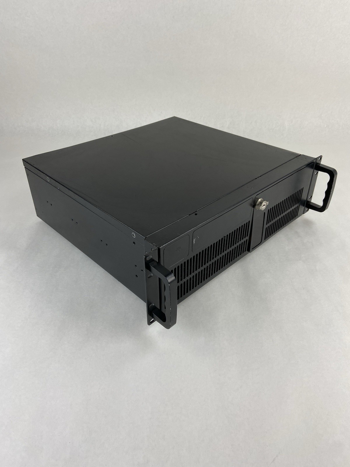 General Technics 3U Rackmount Server Chassis Case Antec EA-650 Green 80 No Caddi