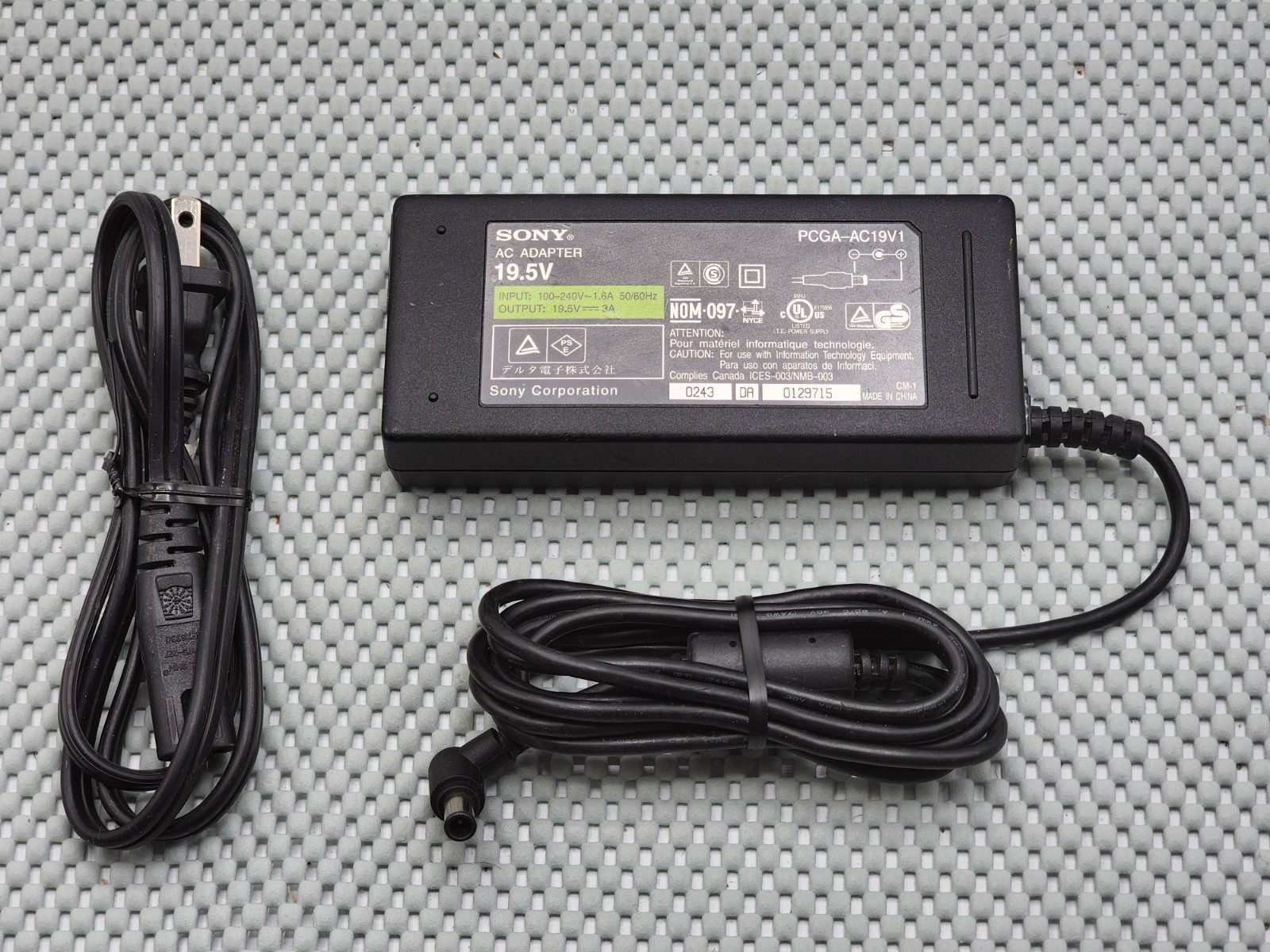 Original OEM Sony PCGA-AC19V1 19.5V AC DC Adapter Charger 100-240V - 3A 91-55997
